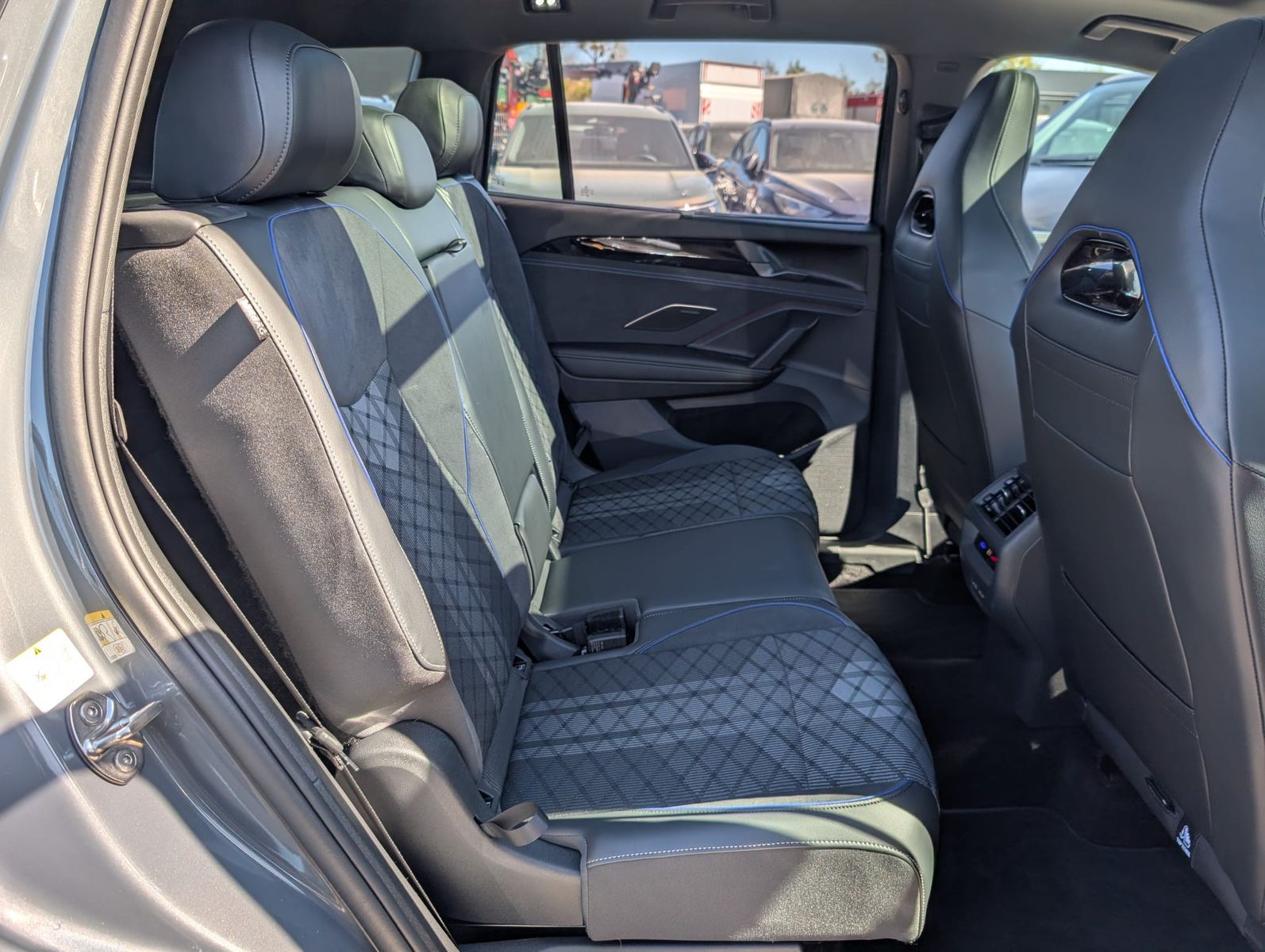Fahrzeugabbildung Volkswagen Tayron 2.0TDI 4M R-Line 7Si*MATRIX*AHK*PANO*H&K