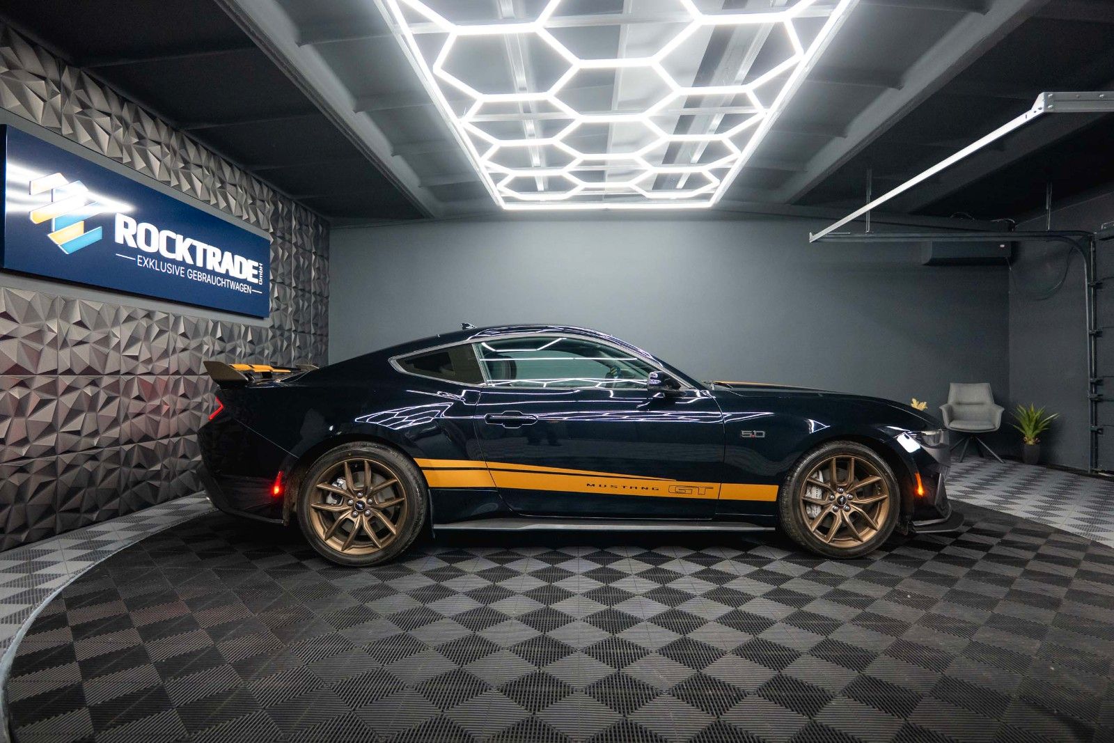 Fahrzeugabbildung Ford Mustang Fastback 5.0 Ti-VCT V8 Dark Horse 6-Gang