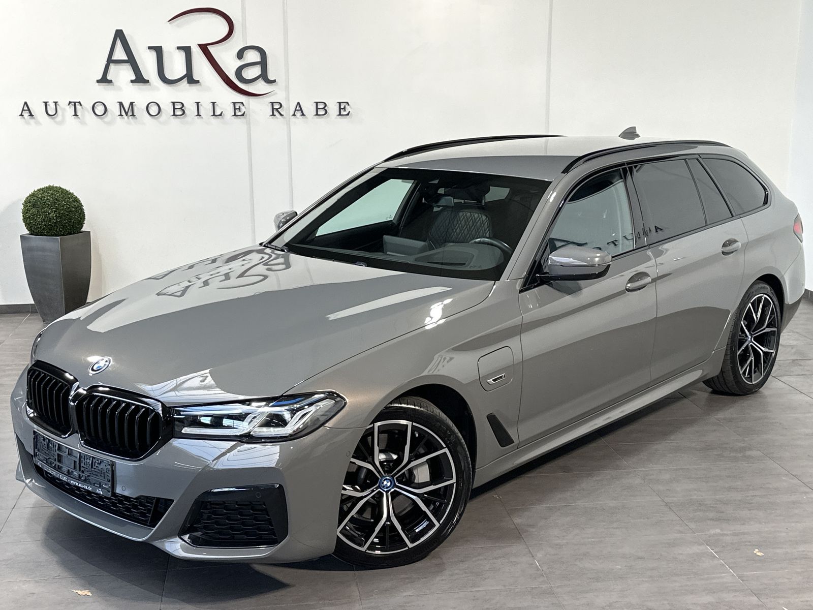 Fahrzeugabbildung BMW 530e Touring M-Sport NAV+LED+HEAD-UP+H&K+19ZOLL