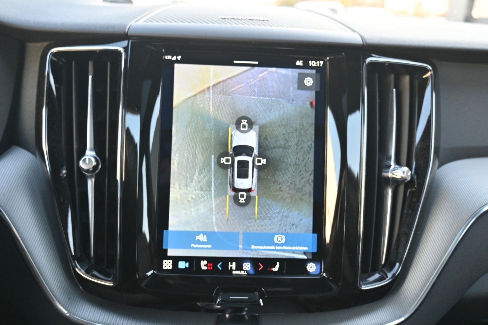 Fahrzeugabbildung Volvo XC60 B4 AWD Plus Dark*LED*PANO*STHZ*H&K*360°*AHK