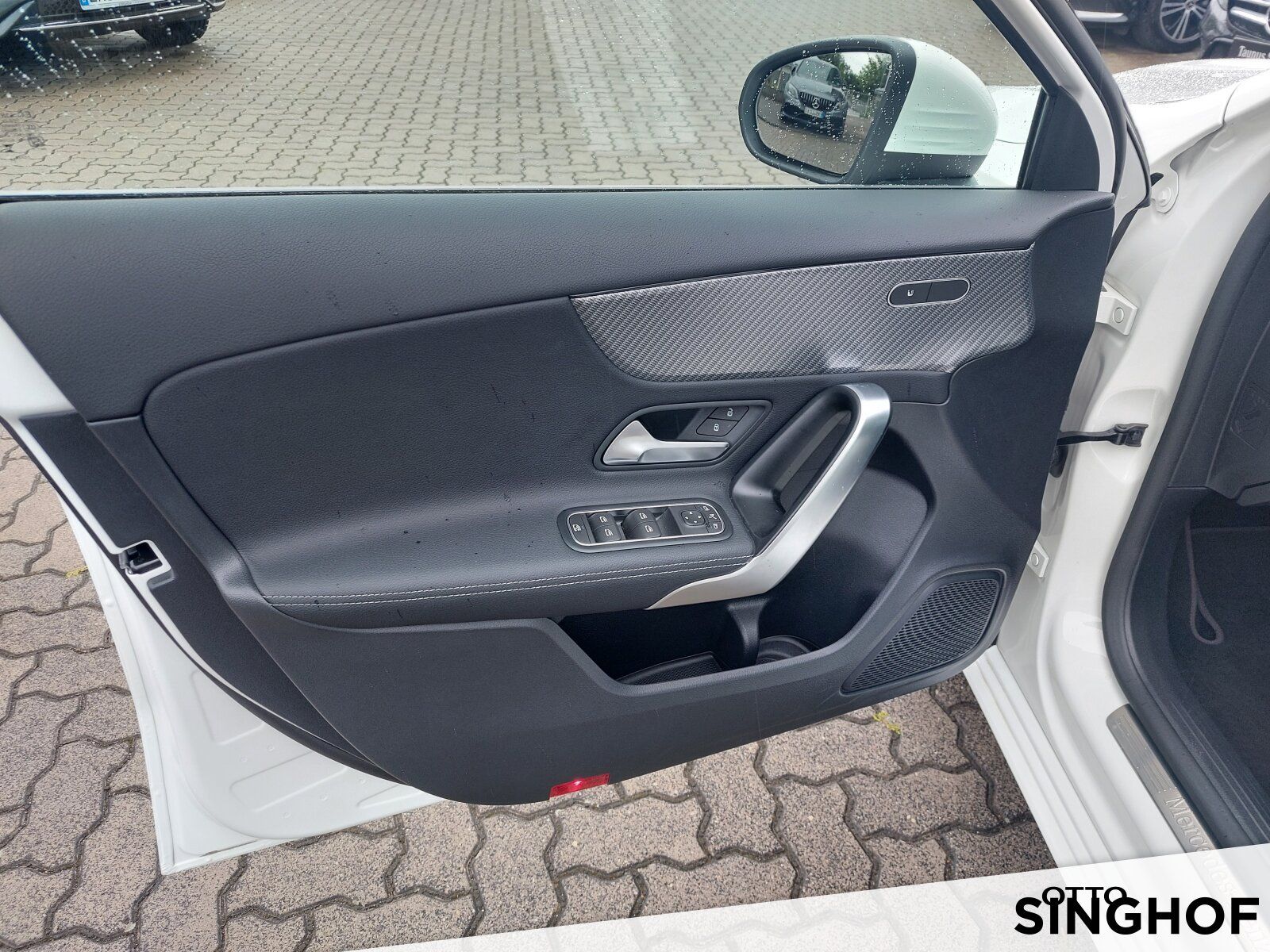 Fahrzeugabbildung Mercedes-Benz A 200 +Panodach+Standhzg+LED+Rü Kam+MBUX+Sitzhg