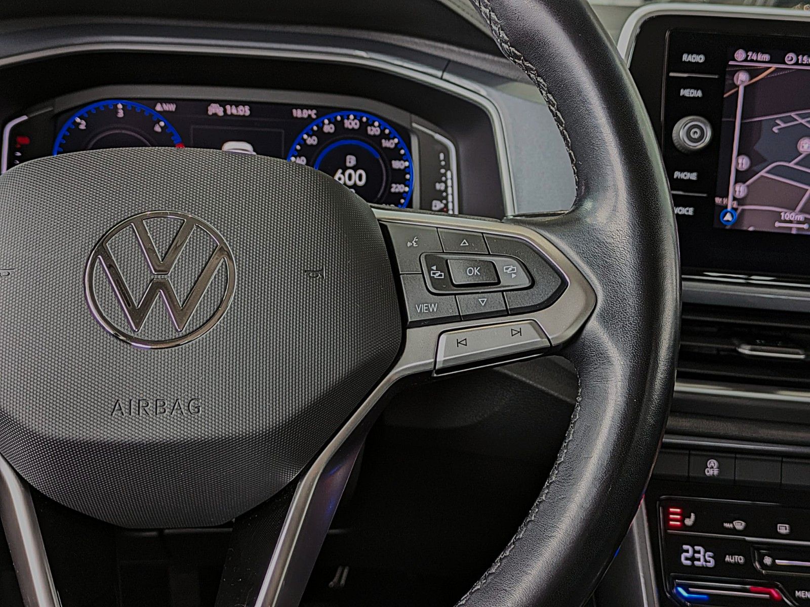 Fahrzeugabbildung Volkswagen T-Roc 2.0 TDI STYLE NAVI SHZ ACC LED CAM AHK