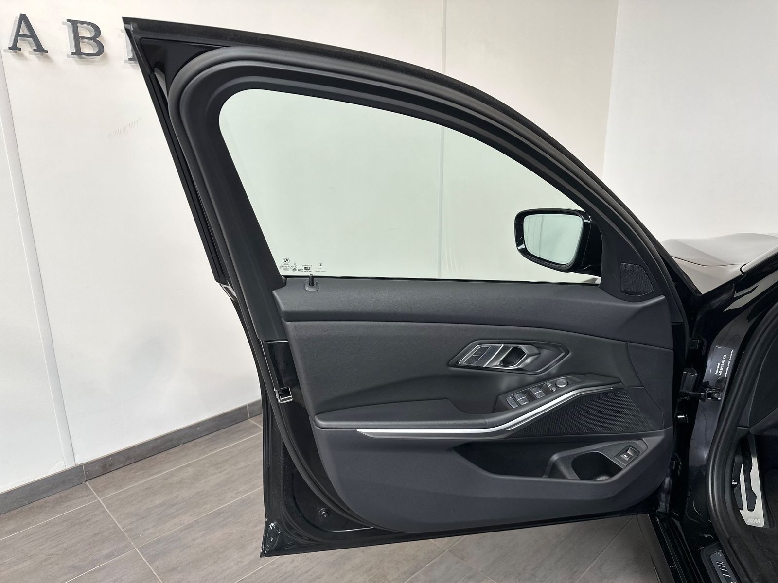 Fahrzeugabbildung BMW 320 i Touring M-Sport NAV+LED+PANO+SHZ+KAM+DAB