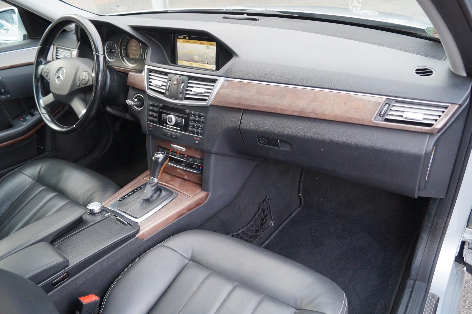 Mercedes-Benz E220 2011 — photo 13