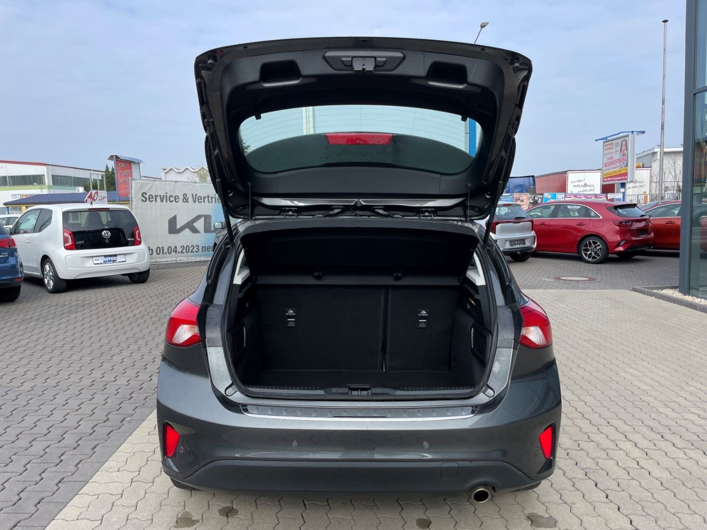 Fahrzeugabbildung Ford Focus C&C MHEV Kamera VerkehrszeichenERK DAB