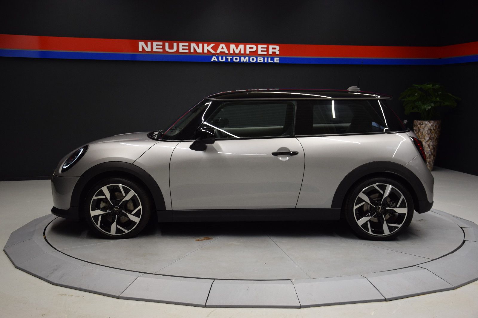 Fahrzeugabbildung MINI CooperCOOPER Mini 3-trg. Favoured Trim HUD Leder