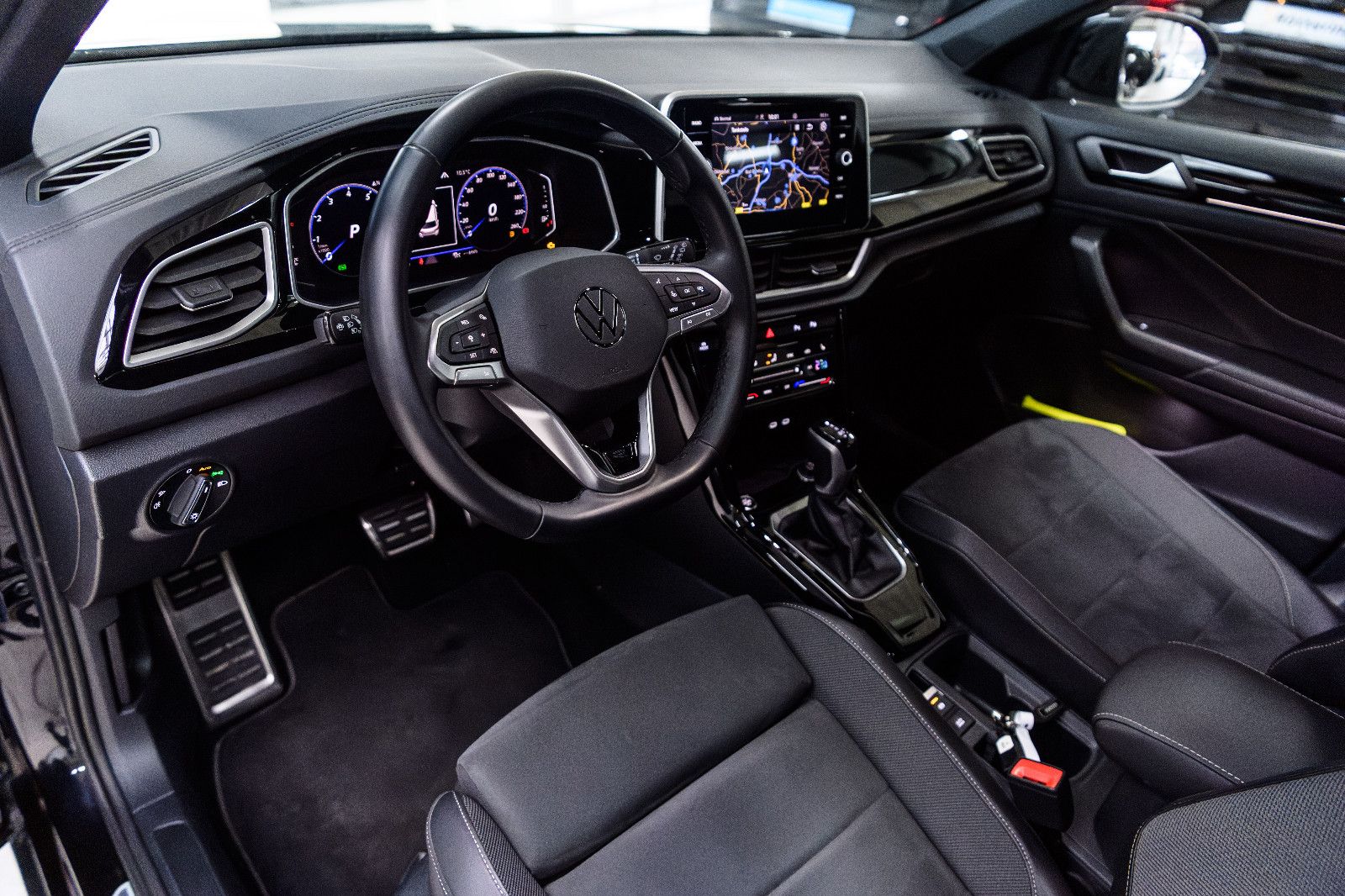 Fahrzeugabbildung Volkswagen T-Roc R-Line+LED+AHK+ACC+SIDEASISST+SHZ+EL.HK