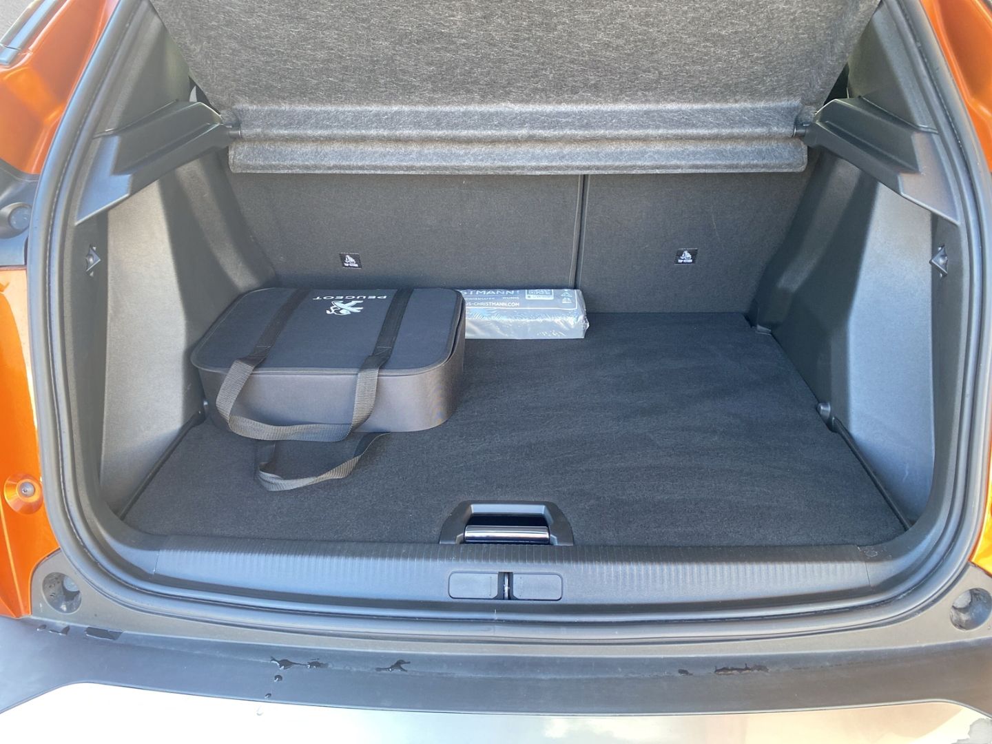 Fahrzeugabbildung Peugeot 2008 e- Allure Pack Elektromotor 136