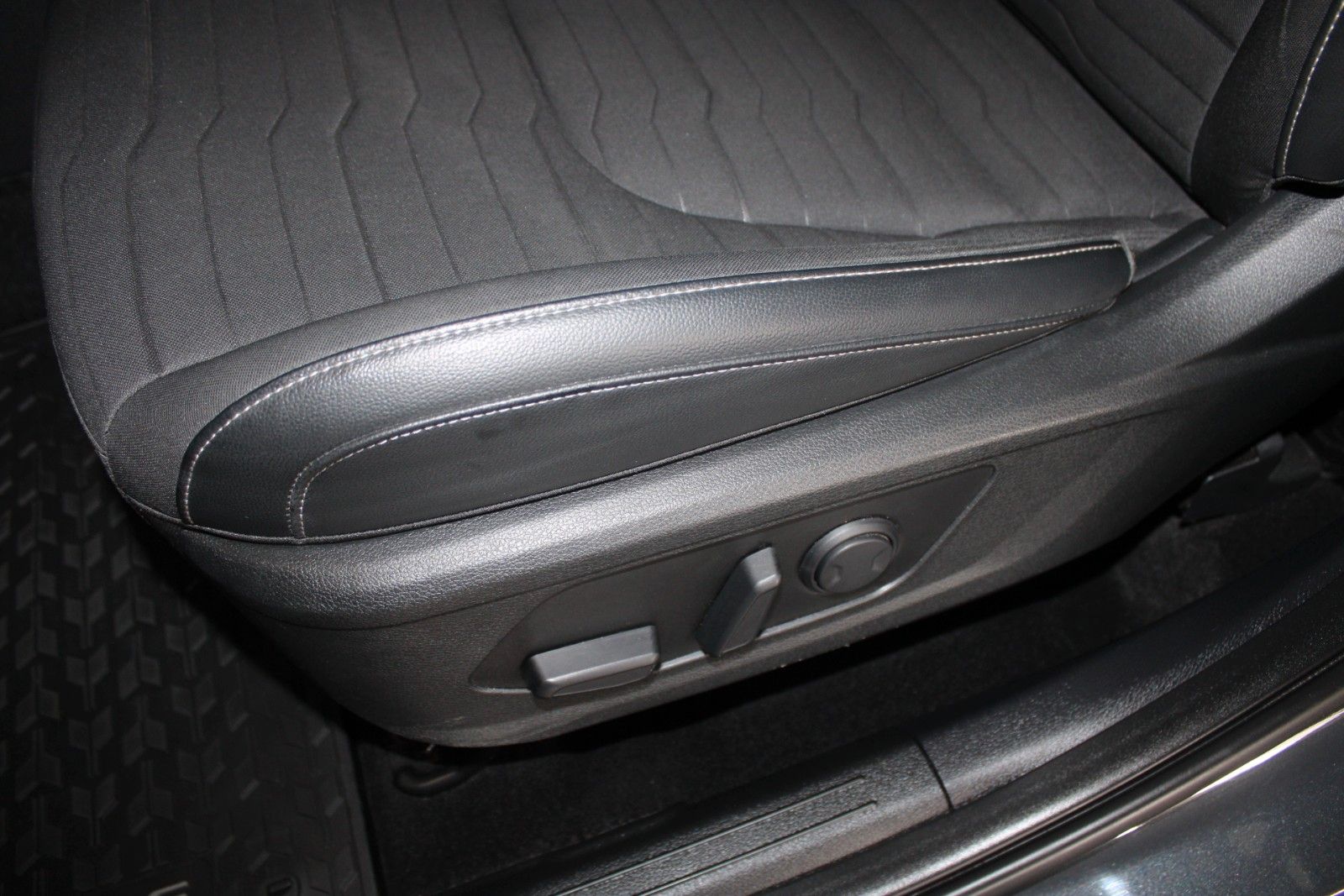 Fahrzeugabbildung Kia Sportage Spirit DCT MHEV 360° PANO ACC LED uvm.