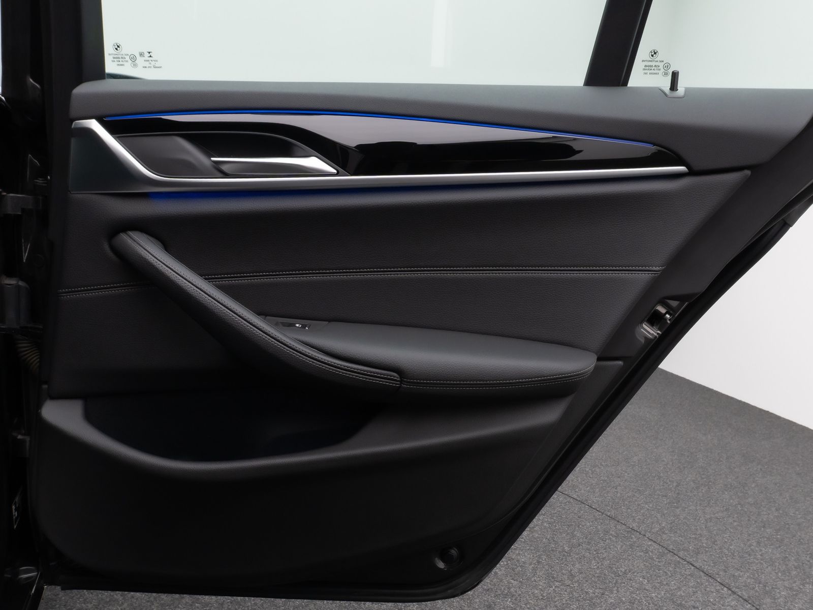 Fahrzeugabbildung BMW 530d Panorama Laser Kamera HUD DAB HiFi Komfort