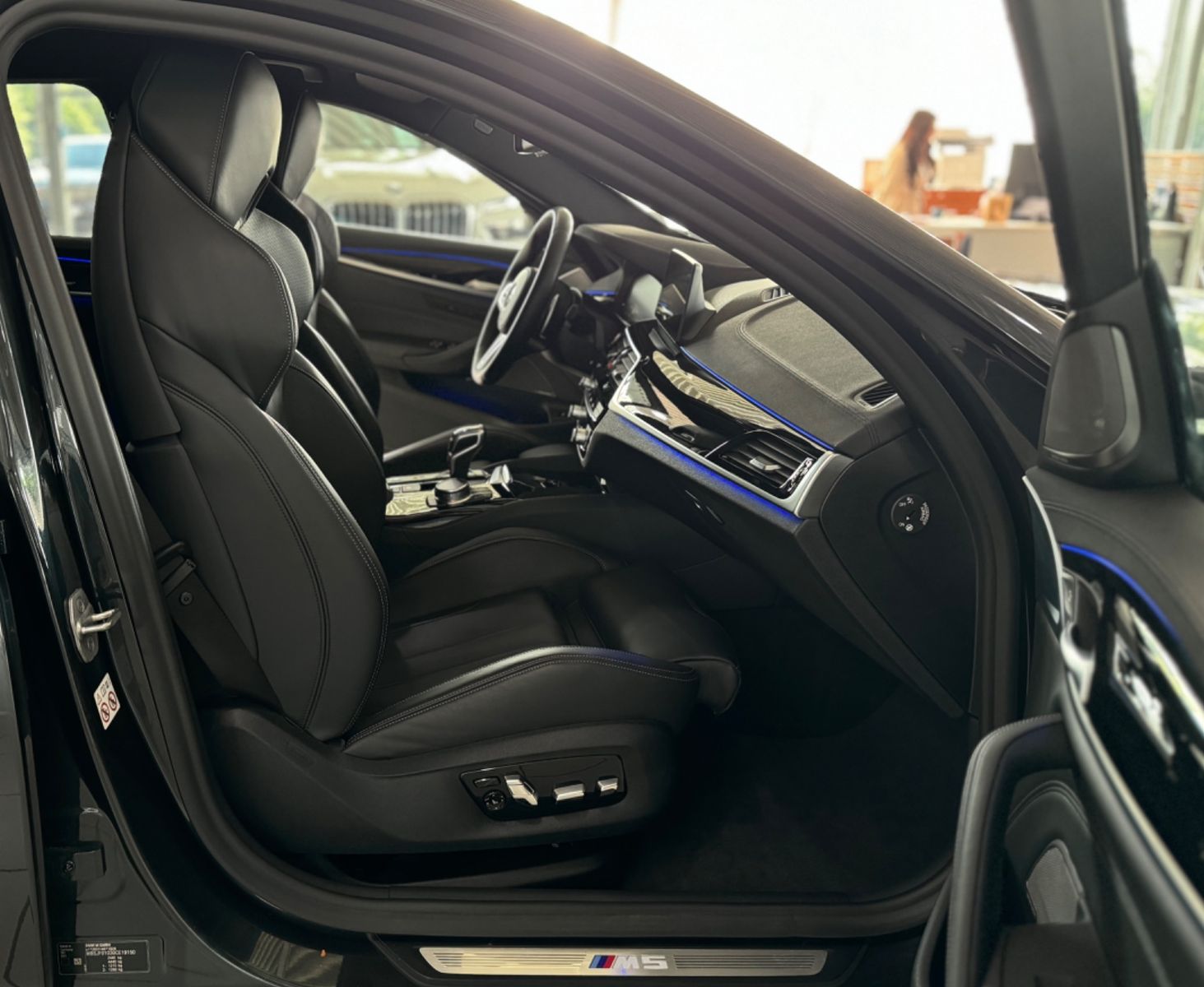 Fahrzeugabbildung BMW M5 xD Kamera H/K HUD DAB SoftCl DisplayKey ACC