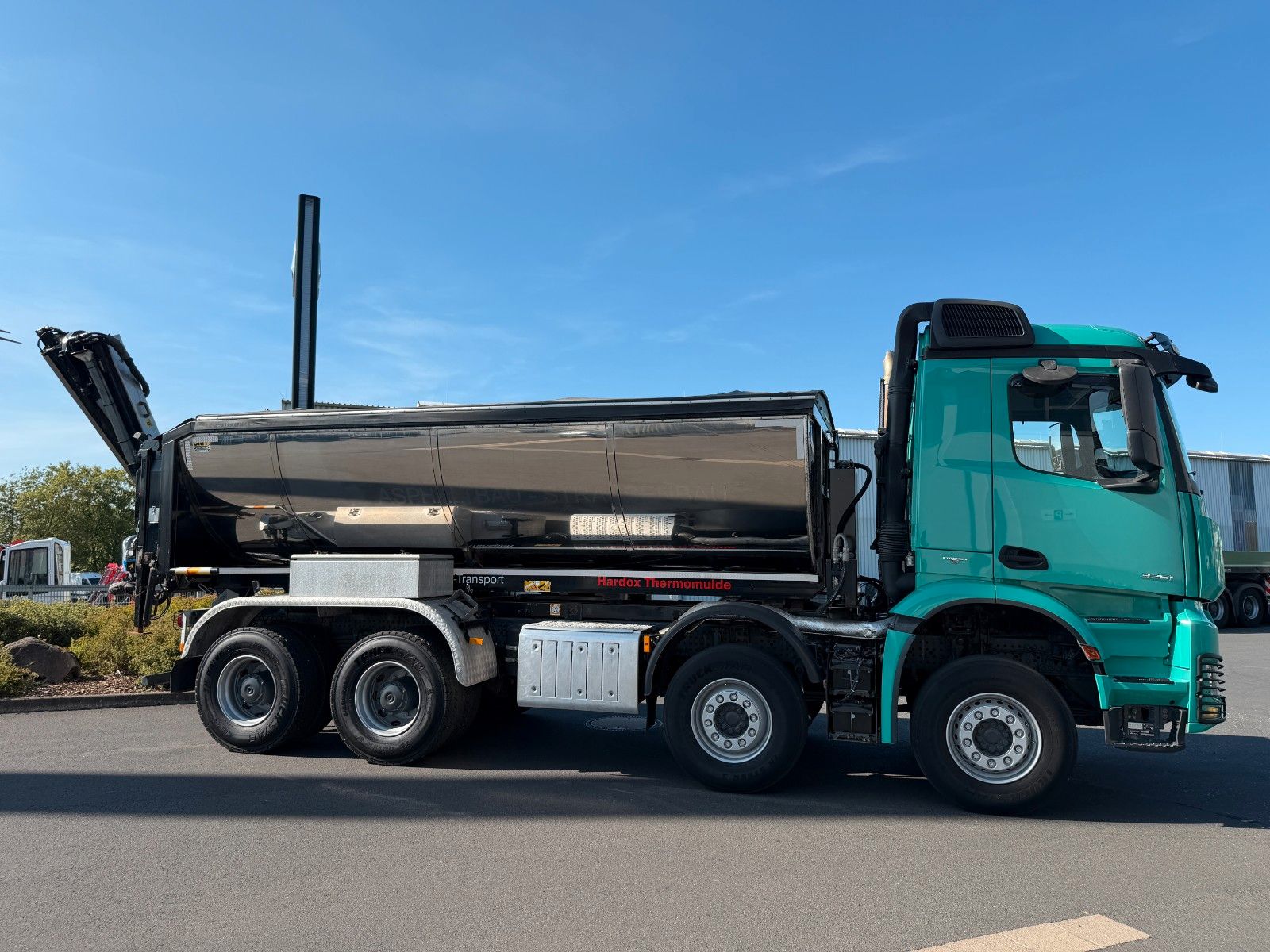 Fahrzeugabbildung Mercedes-Benz Arocs 3251K 8x4 AMTEC Thermokipper +Sprider M25E