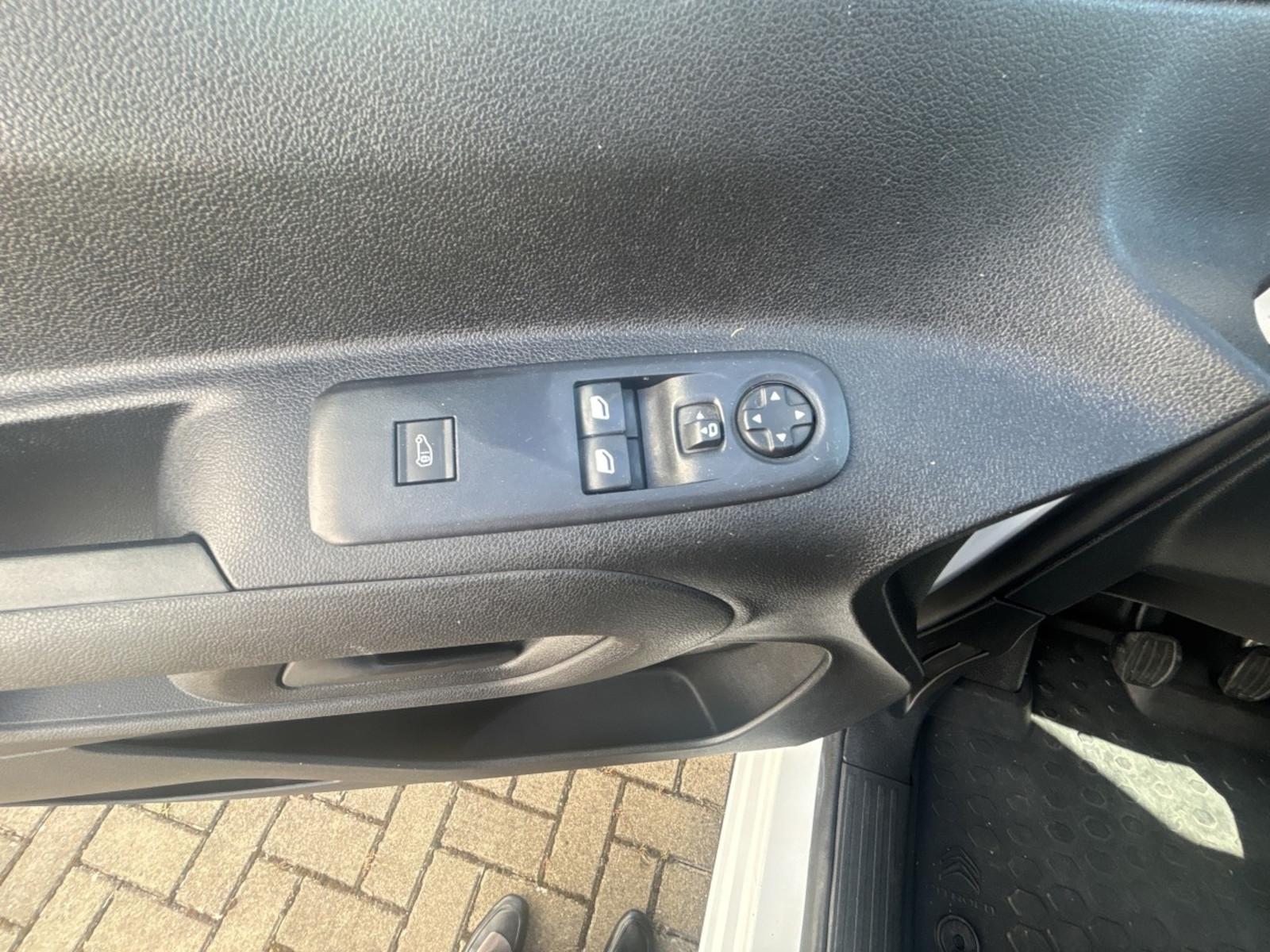 Citroën Berlingo Kasten L1 HDI 100 AHK Klima PDC Holzbod