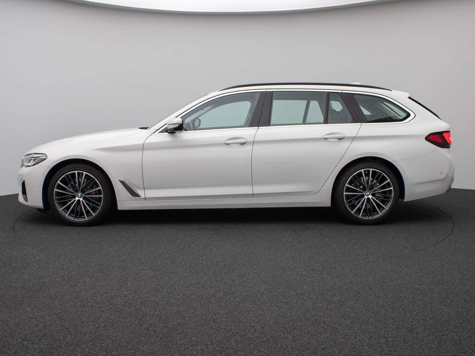 Fahrzeugabbildung BMW 530d Kamera HUD DAB Komfort Alarm Sport 19Zoll