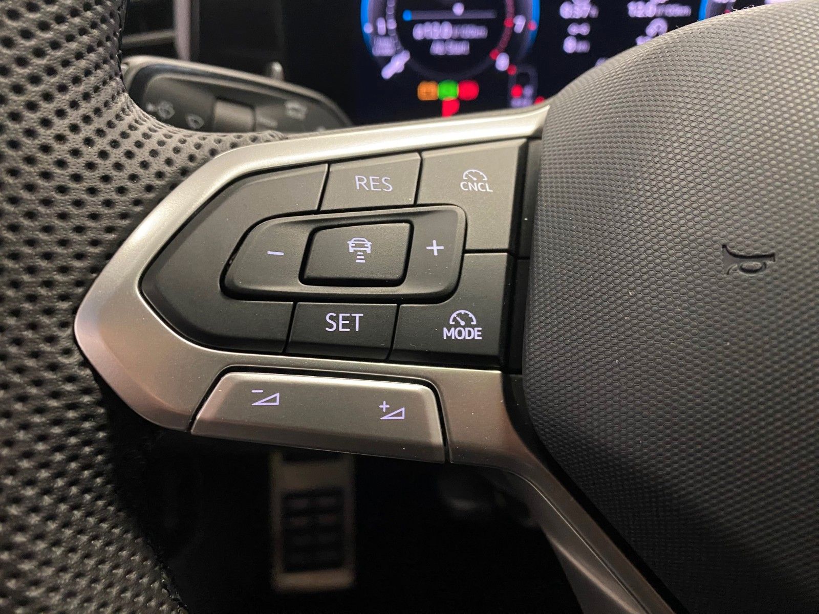 Fahrzeugabbildung Volkswagen Passat Variant 1.5 TSI R-Line+NAVI+MATRIX+AHK+