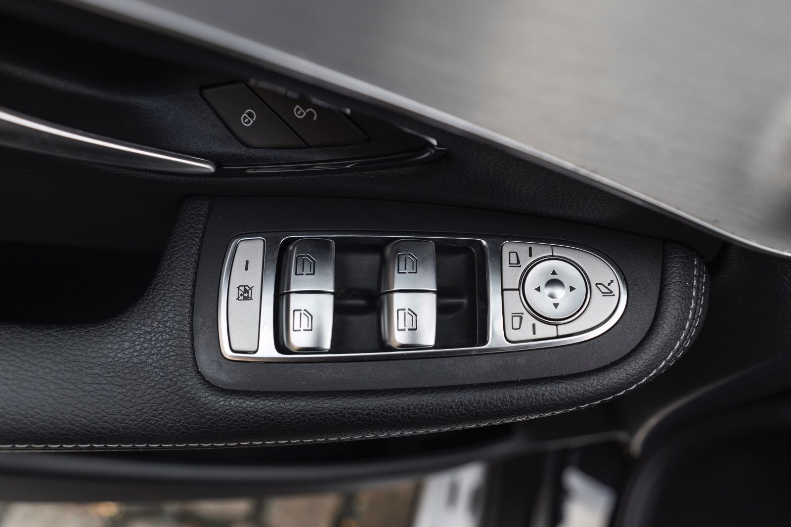 Fahrzeugabbildung Mercedes-Benz GLC 300d 4Matic AMG-LINE LED KAM NAV