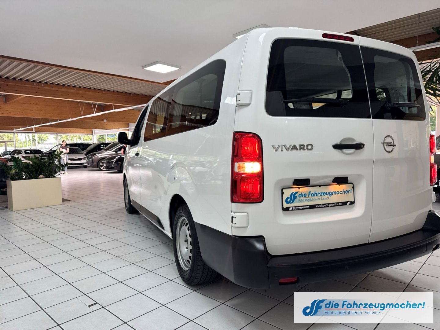 Fahrzeugabbildung Opel Vivaro Kombi L 1.5 D EU6d Apple CarPlay Android