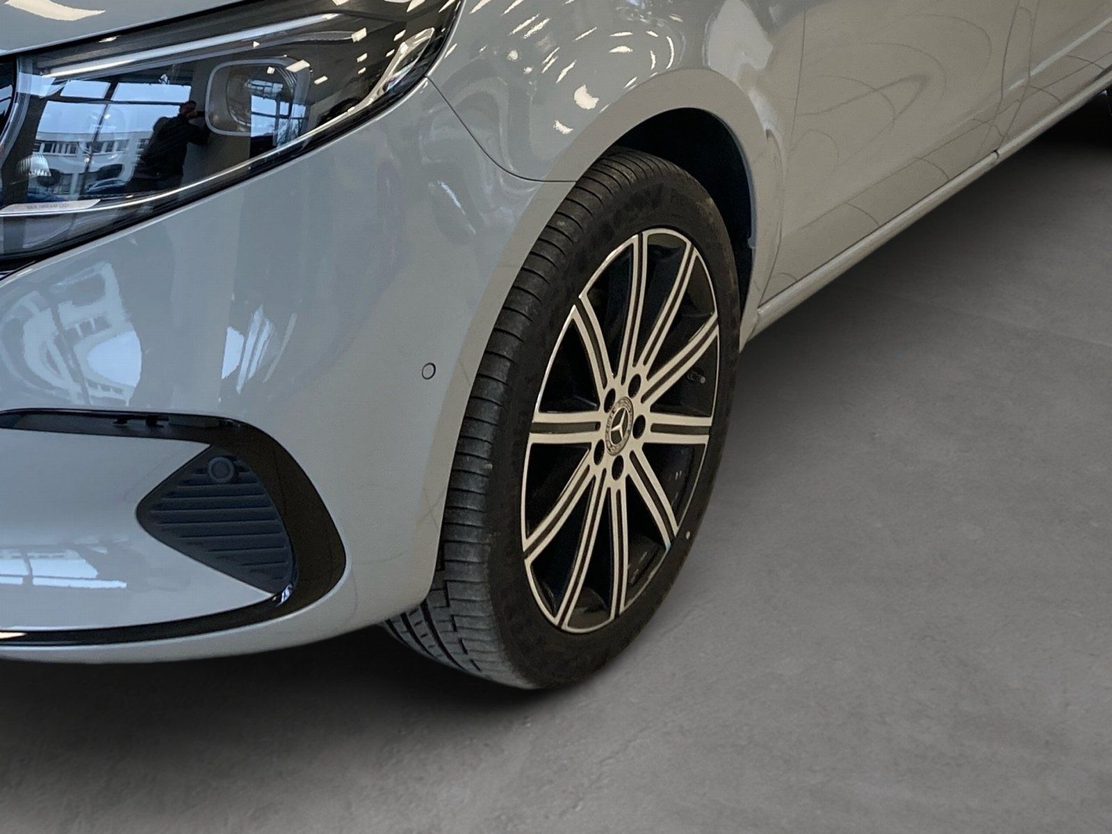 Fahrzeugabbildung Mercedes-Benz V 300d 4M AVANTGARDE L*Pano*Airmatic*AHK*Distron