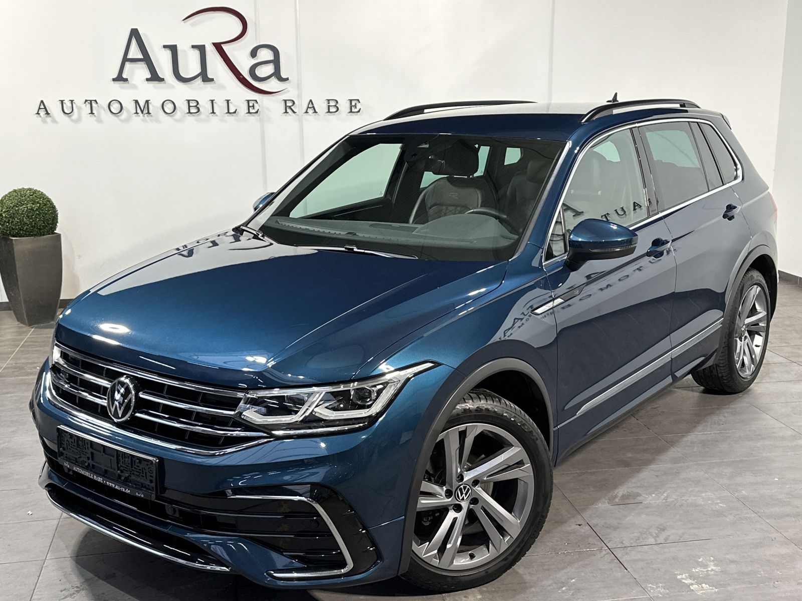 Fahrzeugabbildung Volkswagen Tiguan 2.0 TDI DSG R-Line NAV+LED+AHK+VCOCK+ACC