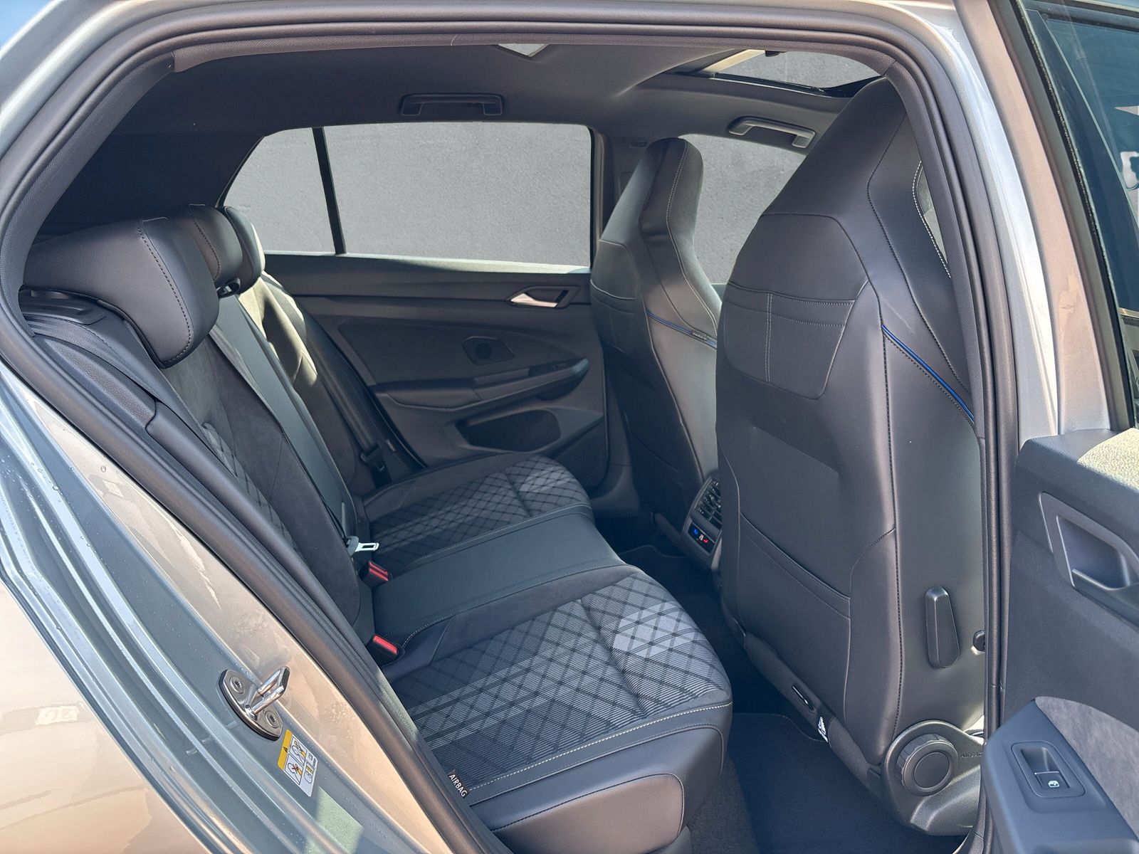 Fahrzeugabbildung Volkswagen Golf 2.0 TDI DSG R-Line AHK