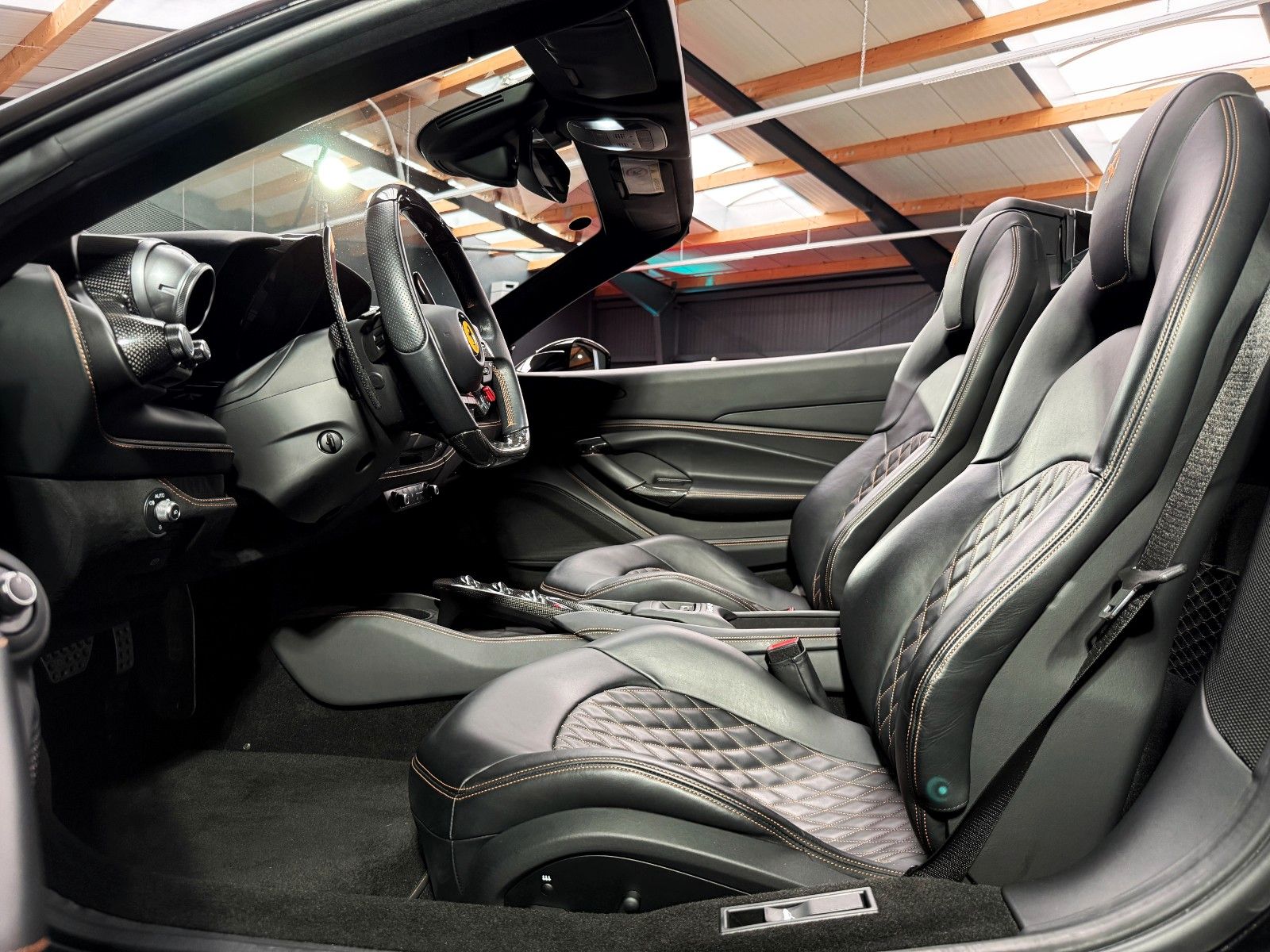 Fahrzeugabbildung Ferrari F8 Spider + Nero Daytona + Carbon + Lift + Garan