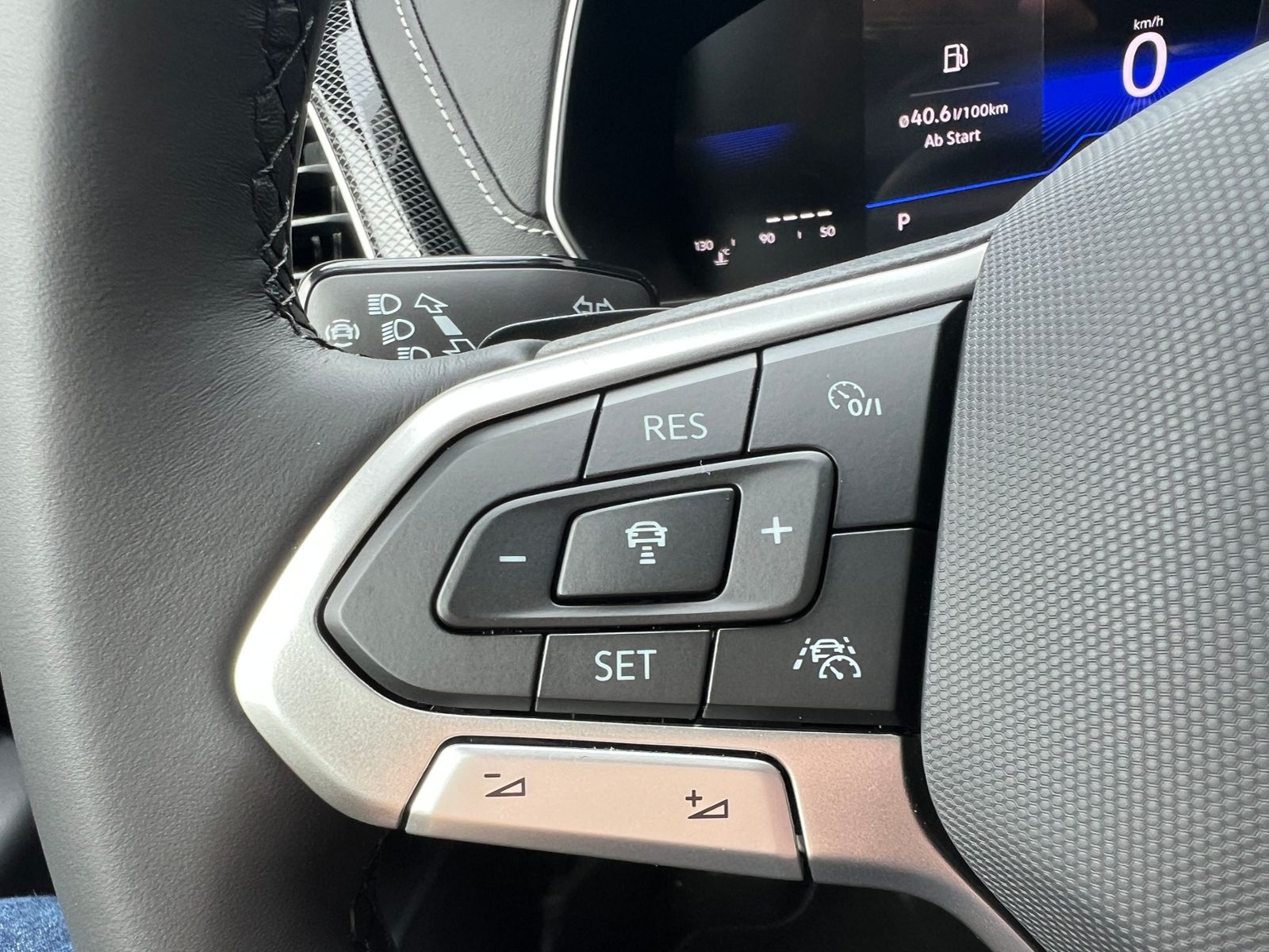Fahrzeugabbildung Volkswagen T-Cross R-Line 1.5 TSI DSG *AHK, IQ.LIGHT, ACC,
