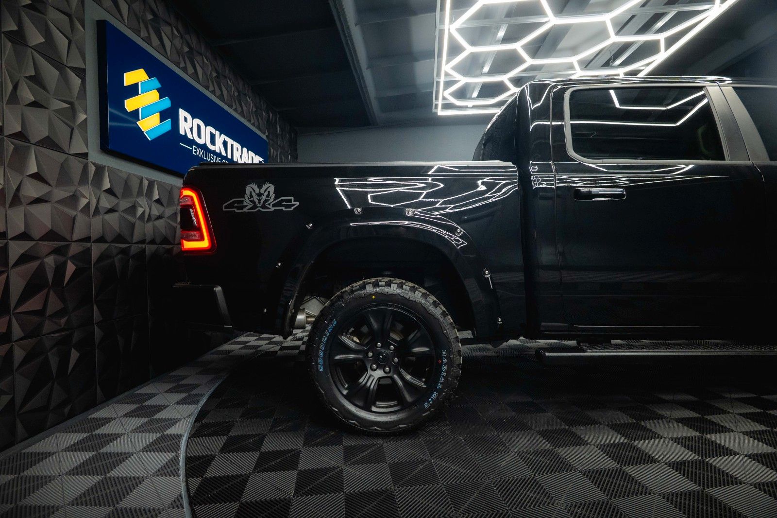 Fahrzeugabbildung Dodge RAM 5.7 V8 HEMI 4x4 LARAMIE Offroad Night LED