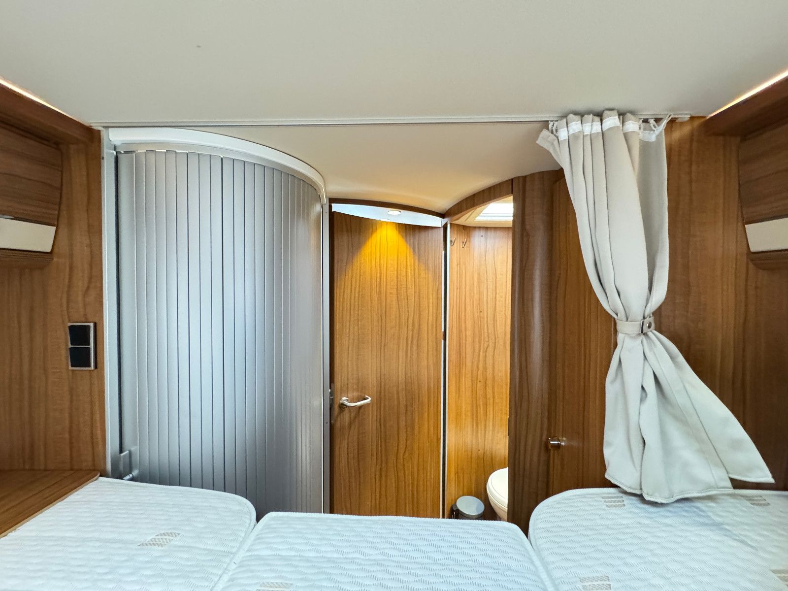 Fahrzeugabbildung HYMER / ERIBA / HYMERCAR B 678 PREMIUM LINE LITIHIUM 200 SOLAR SAT 1.HAND