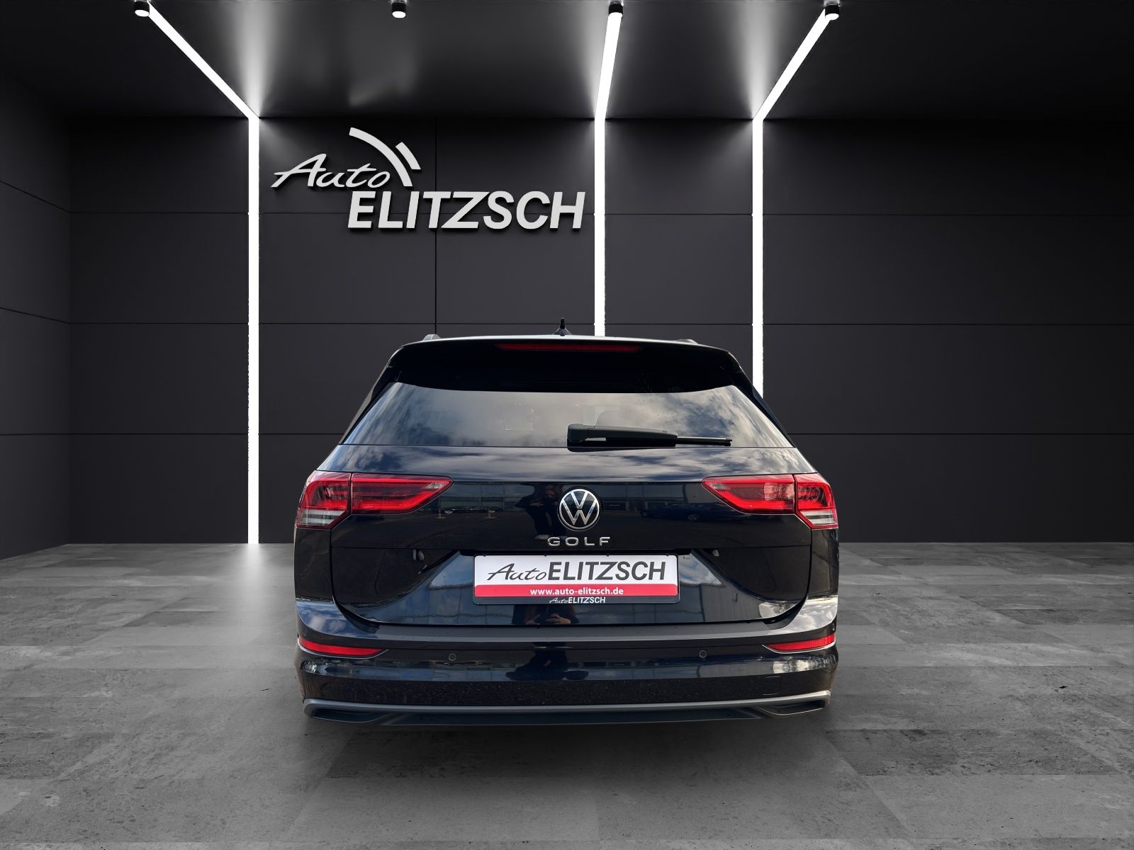 Fahrzeugabbildung Volkswagen Golf VIII Variant Life TDI DSG LED ACC AHK SHZ P