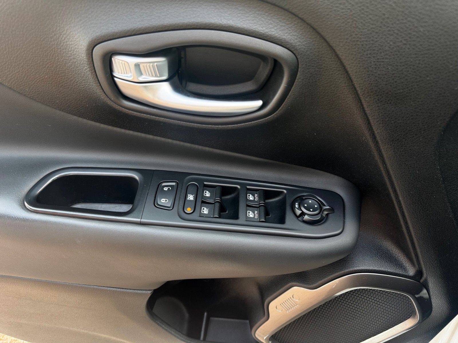Fahrzeugabbildung Jeep Renegade Limited FWD Automatik Navi Kamera Sitzh