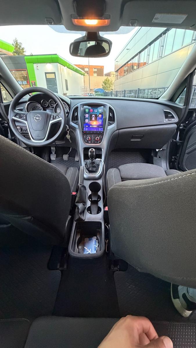 Opel Astra 2013 — interior