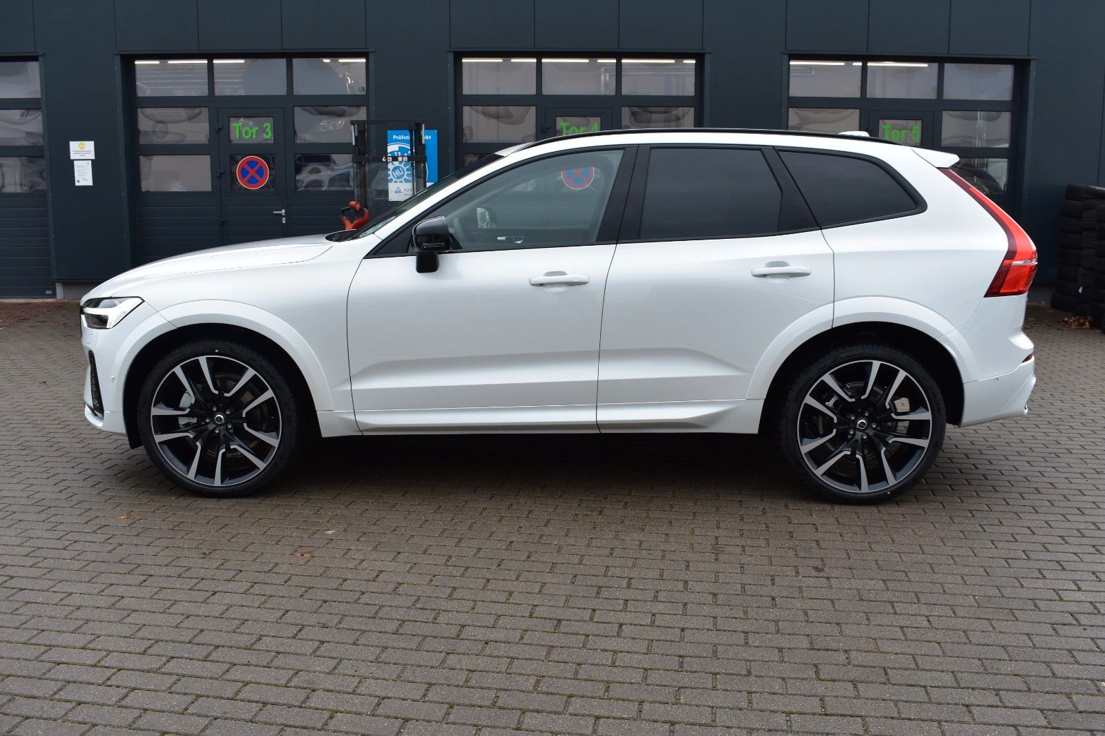 Fahrzeugabbildung Volvo XC60 B5 D AWD Autom R-Design*STDHZG*360°*ACC*AHK