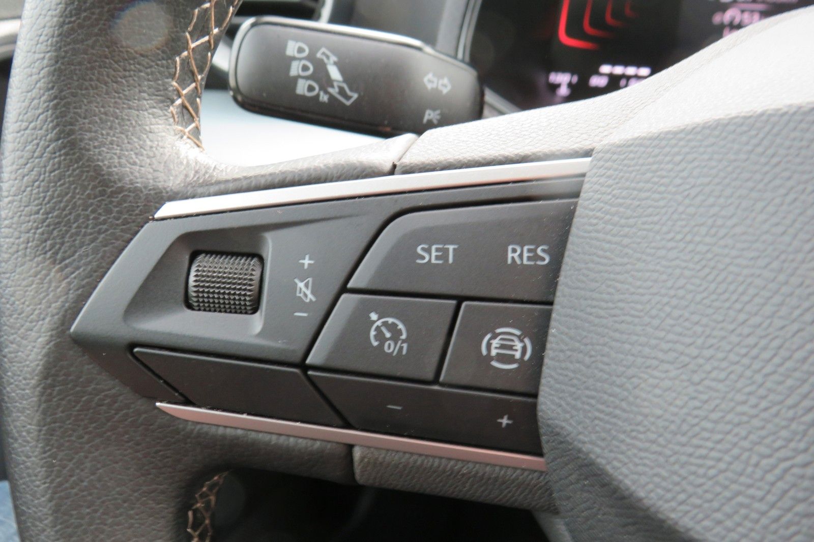 Fahrzeugabbildung SEAT Arona Style DSG LED NAVI DAB GRA PDC 1.HD