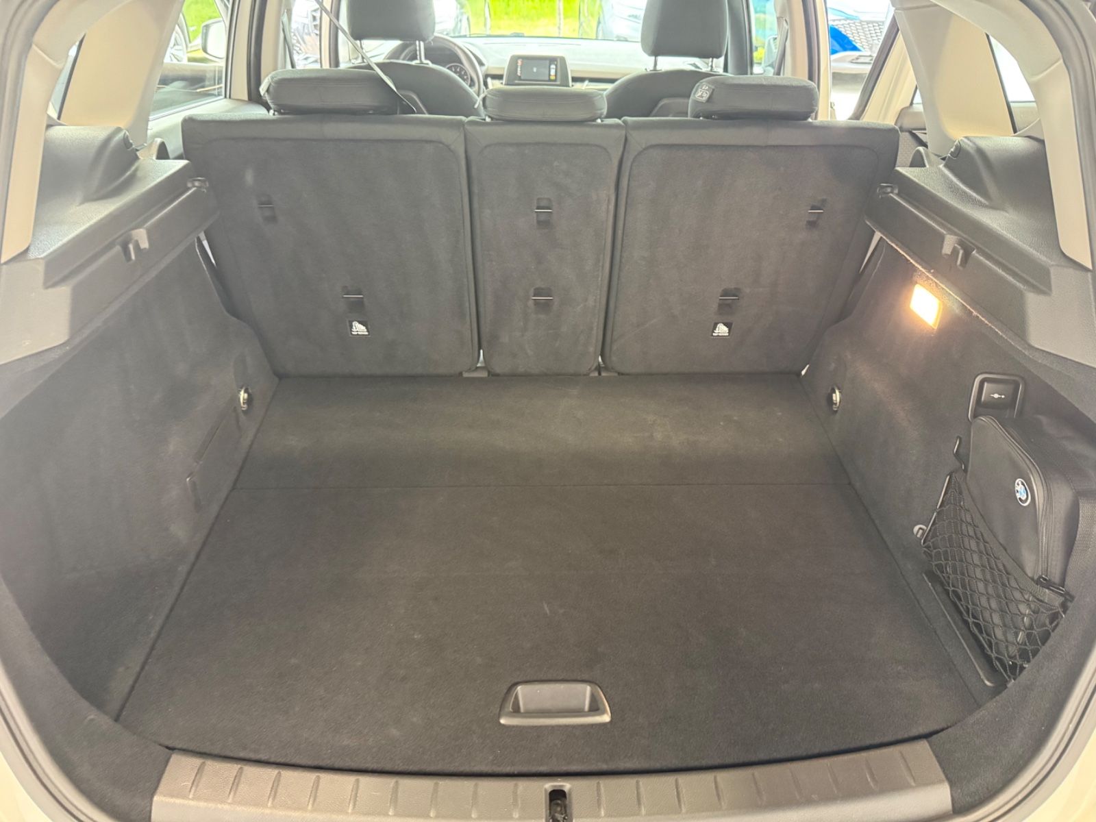 Fahrzeugabbildung BMW 220 i Active Tourer Advantage Business-Paket