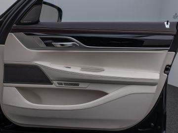 Fahrzeugabbildung BMW 750i xD M Sport 360°Laser Glasdach HUD DAB H/K