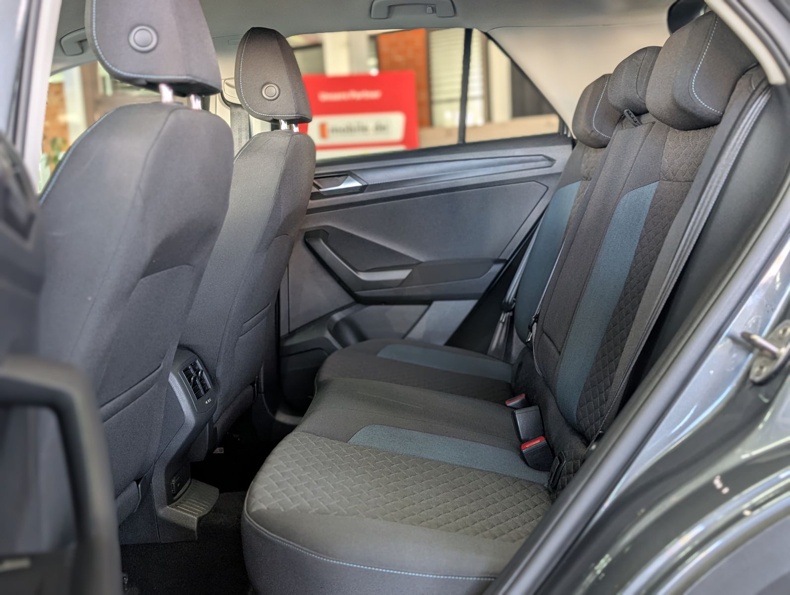 Fahrzeugabbildung Volkswagen T-Roc 1.6 TDI IQ.DRIVE ACC LED KAM SHZ AHK VIRT