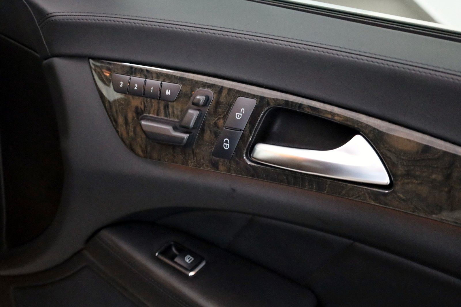 Fahrzeugabbildung Mercedes-Benz CLS 350 SB Sport Leder,Navi,LED,SD,SH+Belüftung