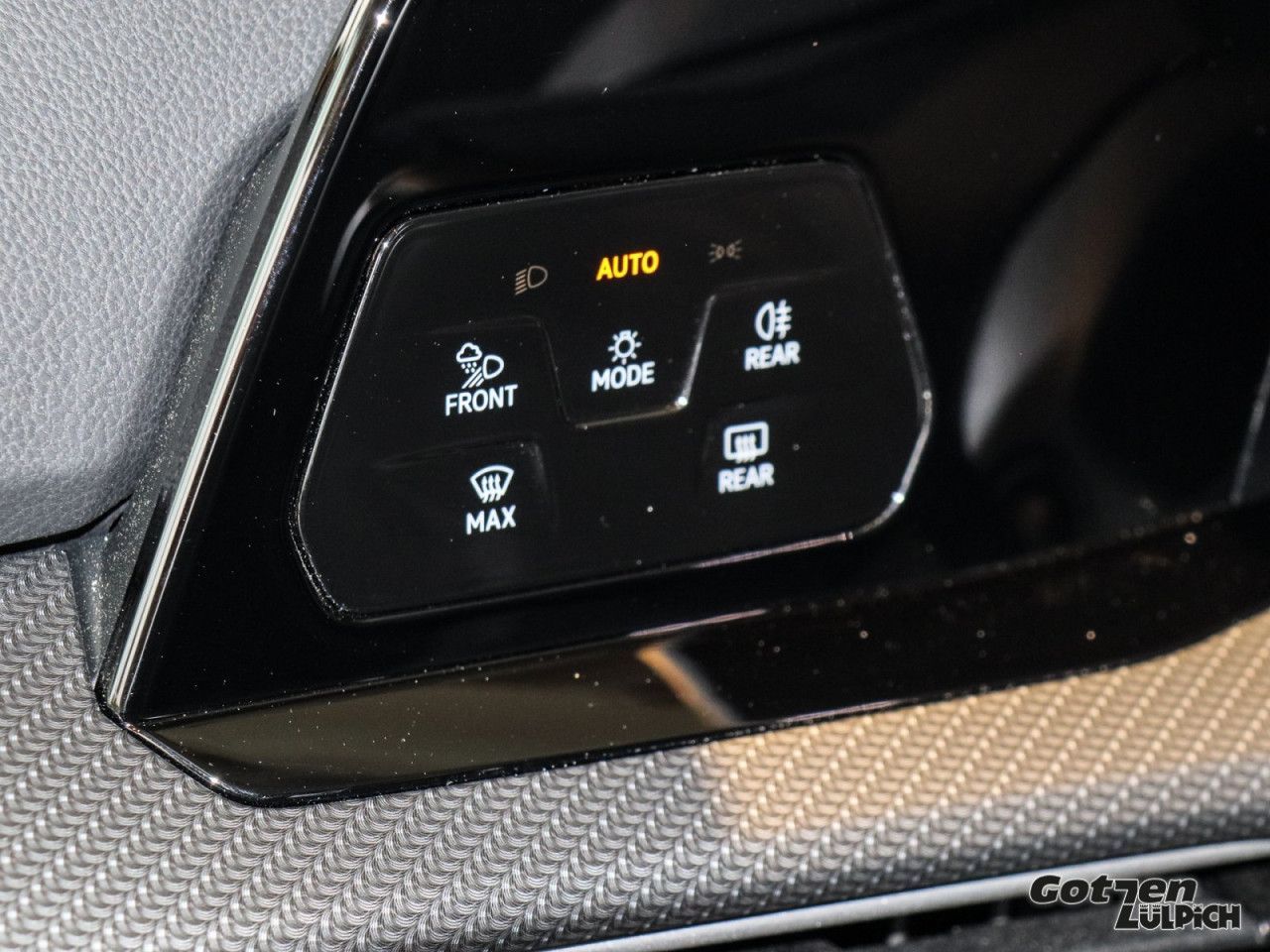 Fahrzeugabbildung Volkswagen Golf VIII Variant R-Line 1.5 TSI Navi AHK LED