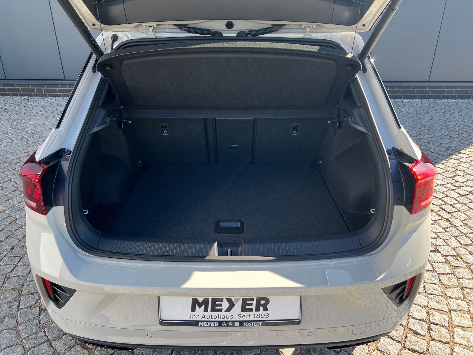 Fahrzeugabbildung Volkswagen T-Roc R-Line 1.5 TSI DSG *Black Style, AHK, Pano