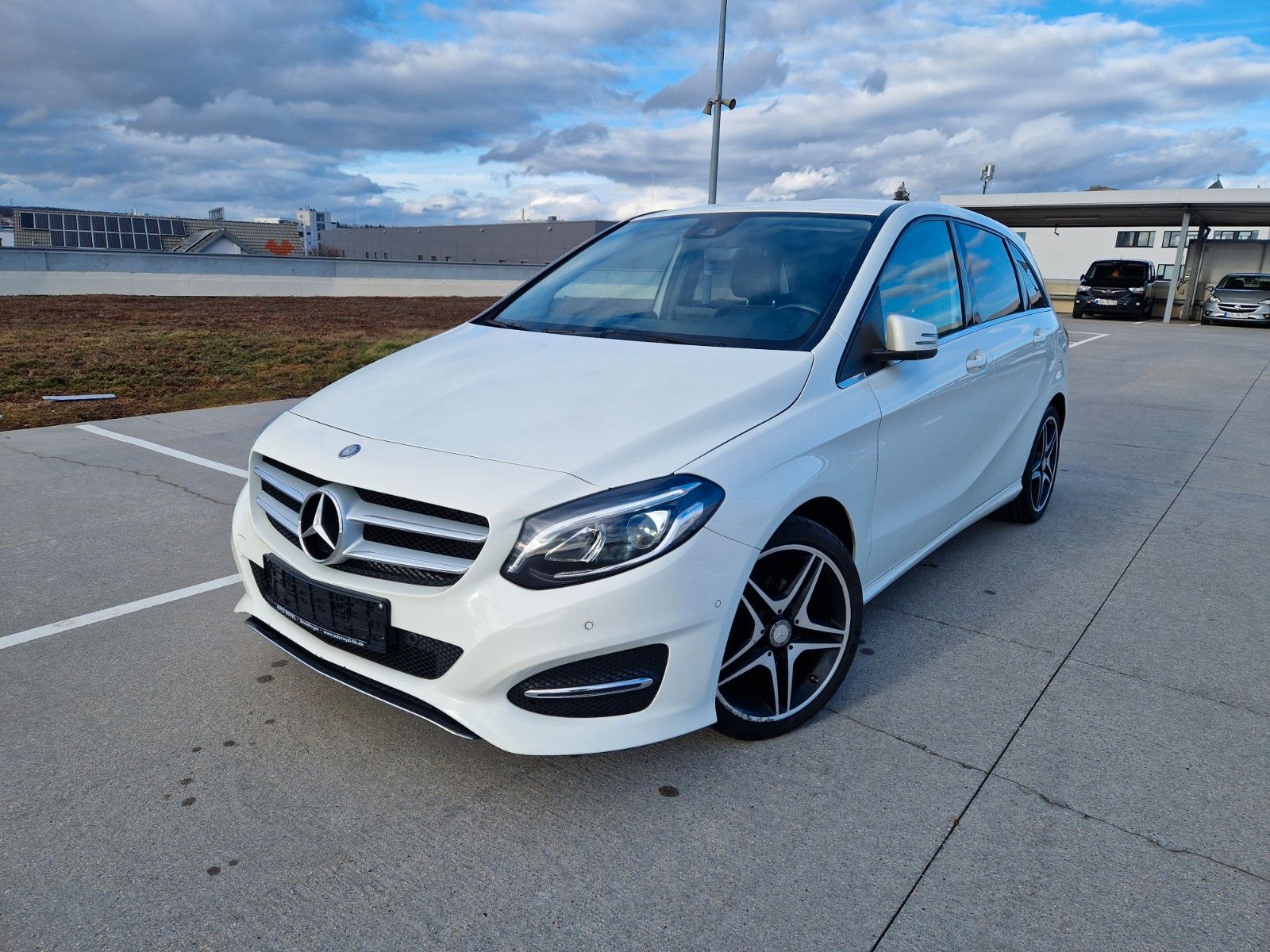 MERCEDES-BENZ B 180