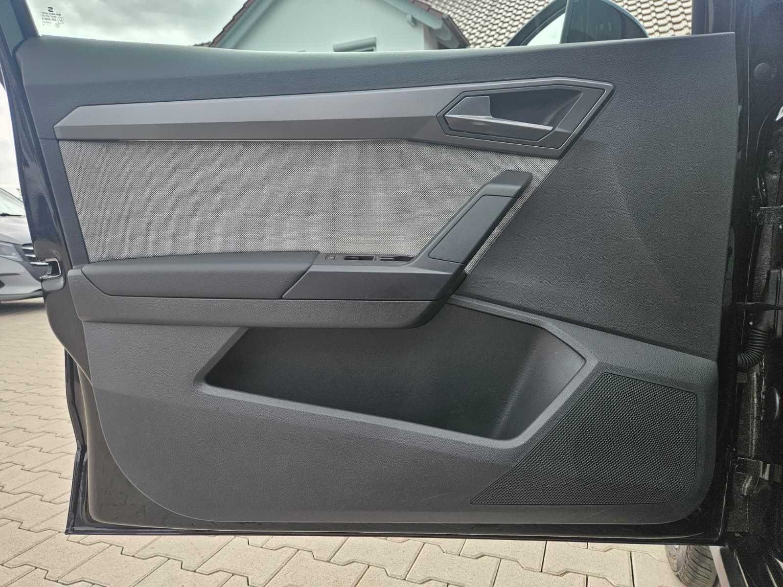 Fahrzeugabbildung SEAT Arona 1.5 TSI DSG FR Black Edition*LED*ACC*
