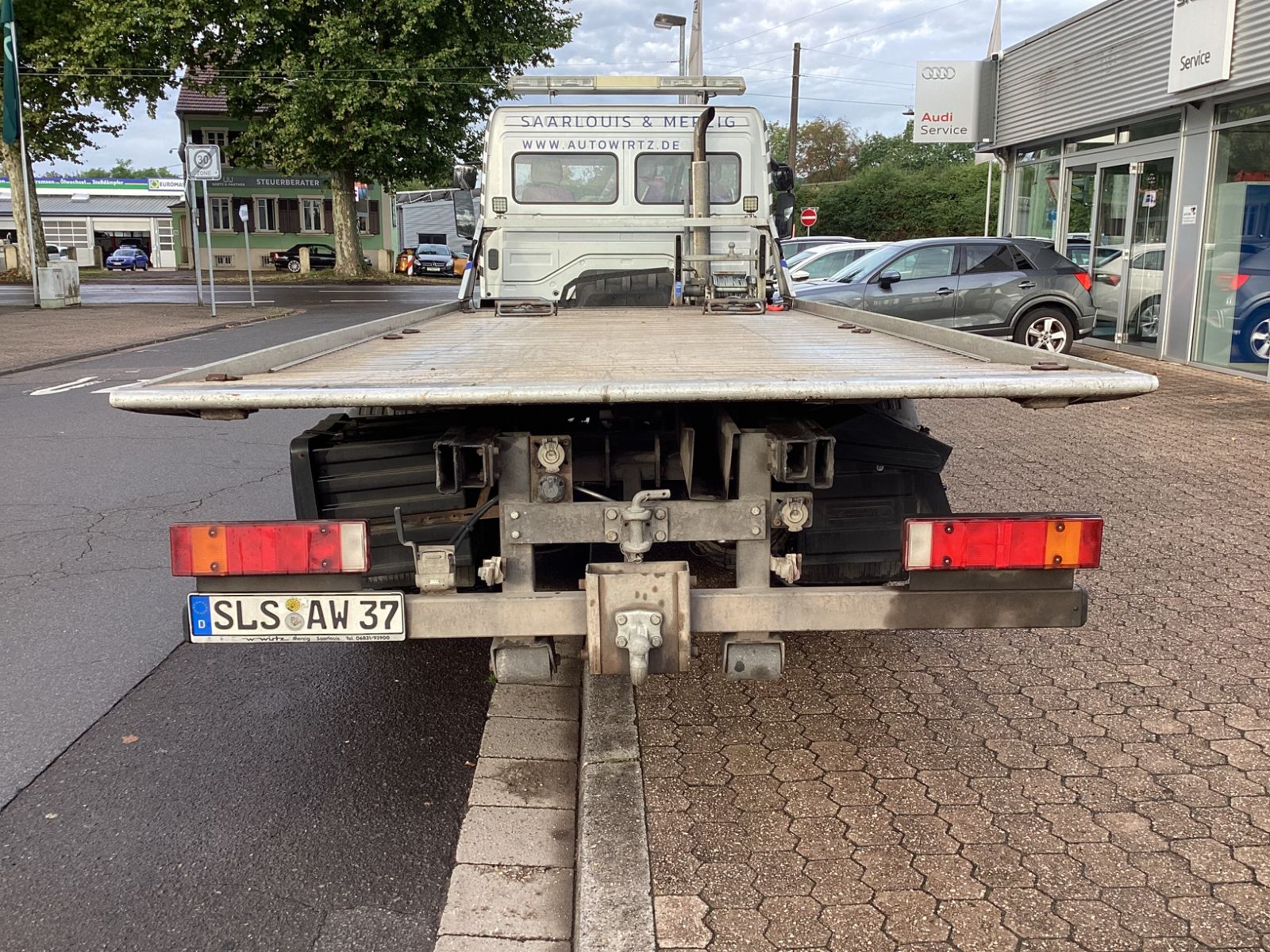 Fahrzeugabbildung Mercedes-Benz Atego 823 mit Plateau