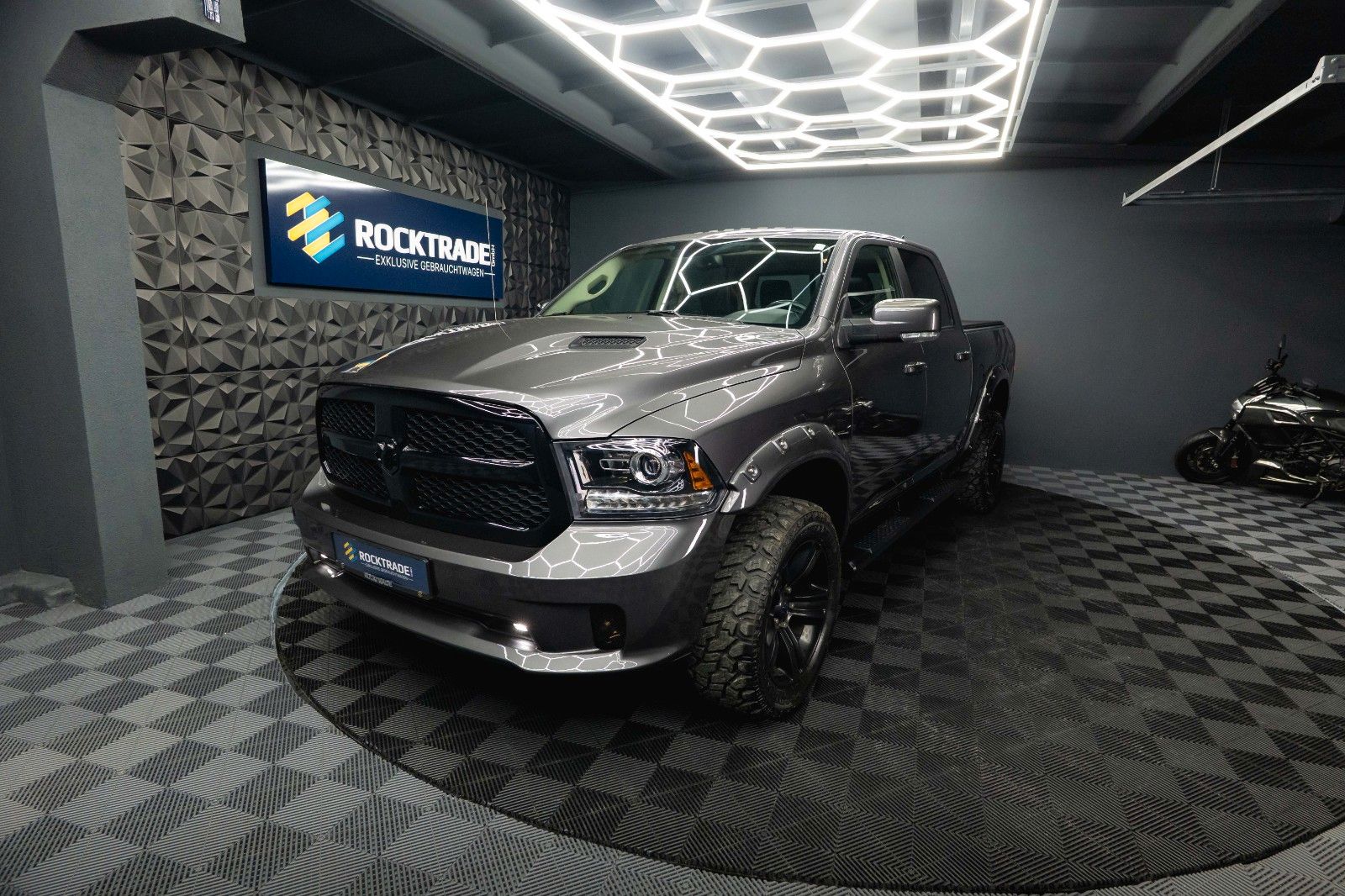 Fahrzeugabbildung Dodge RAM 5.7 V8 HEMI 4x4 Sport OFFROAD NightPaket 19%