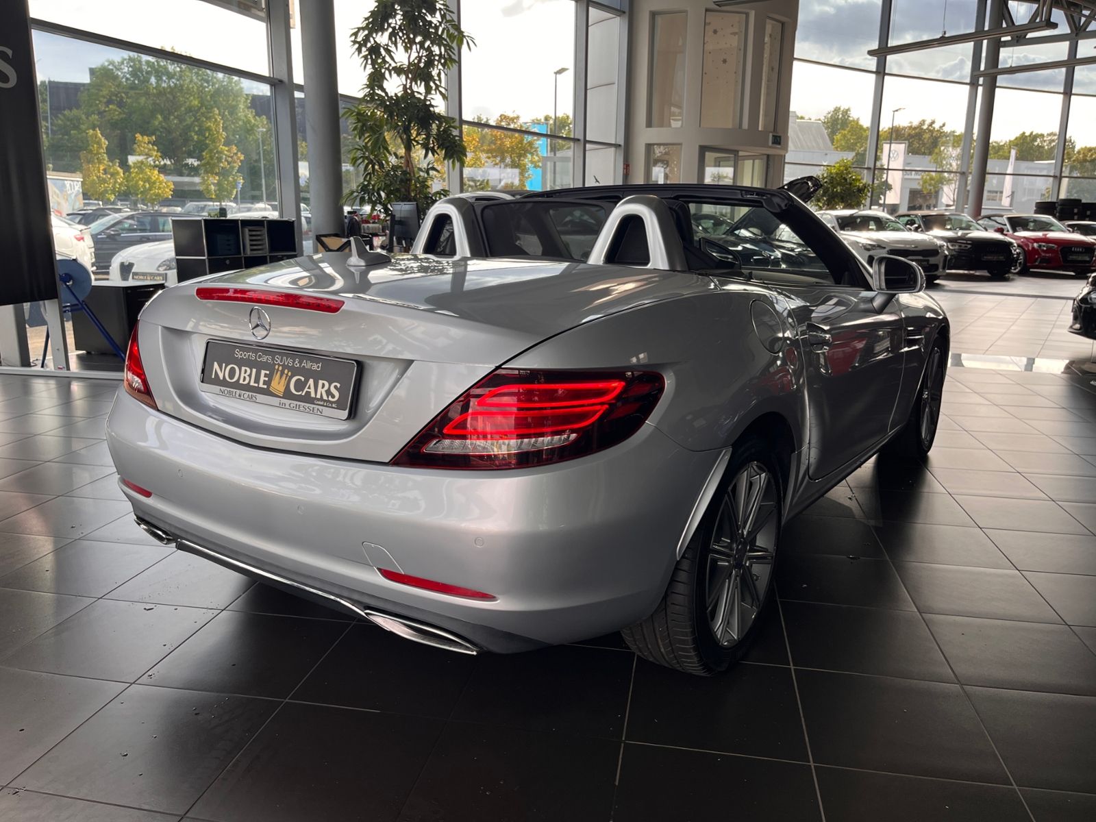 Fahrzeugabbildung Mercedes-Benz SLC 300 Roadster PANO NAVI ALU
