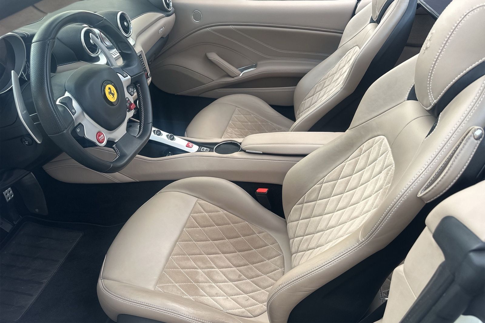 Fahrzeugabbildung Ferrari California T*BiColor*Dt Auto*Diamond Stitching
