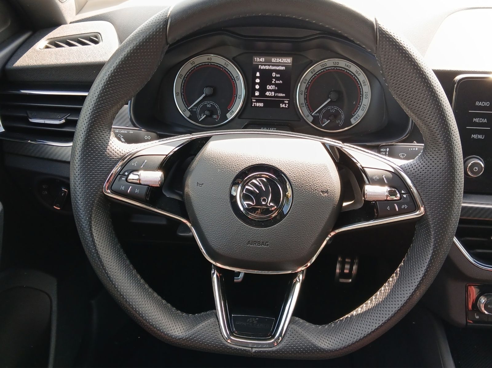 Fahrzeugabbildung SKODA Kamiq TSI Monte-Carlo LED Pano APP GRA PDC SH 18