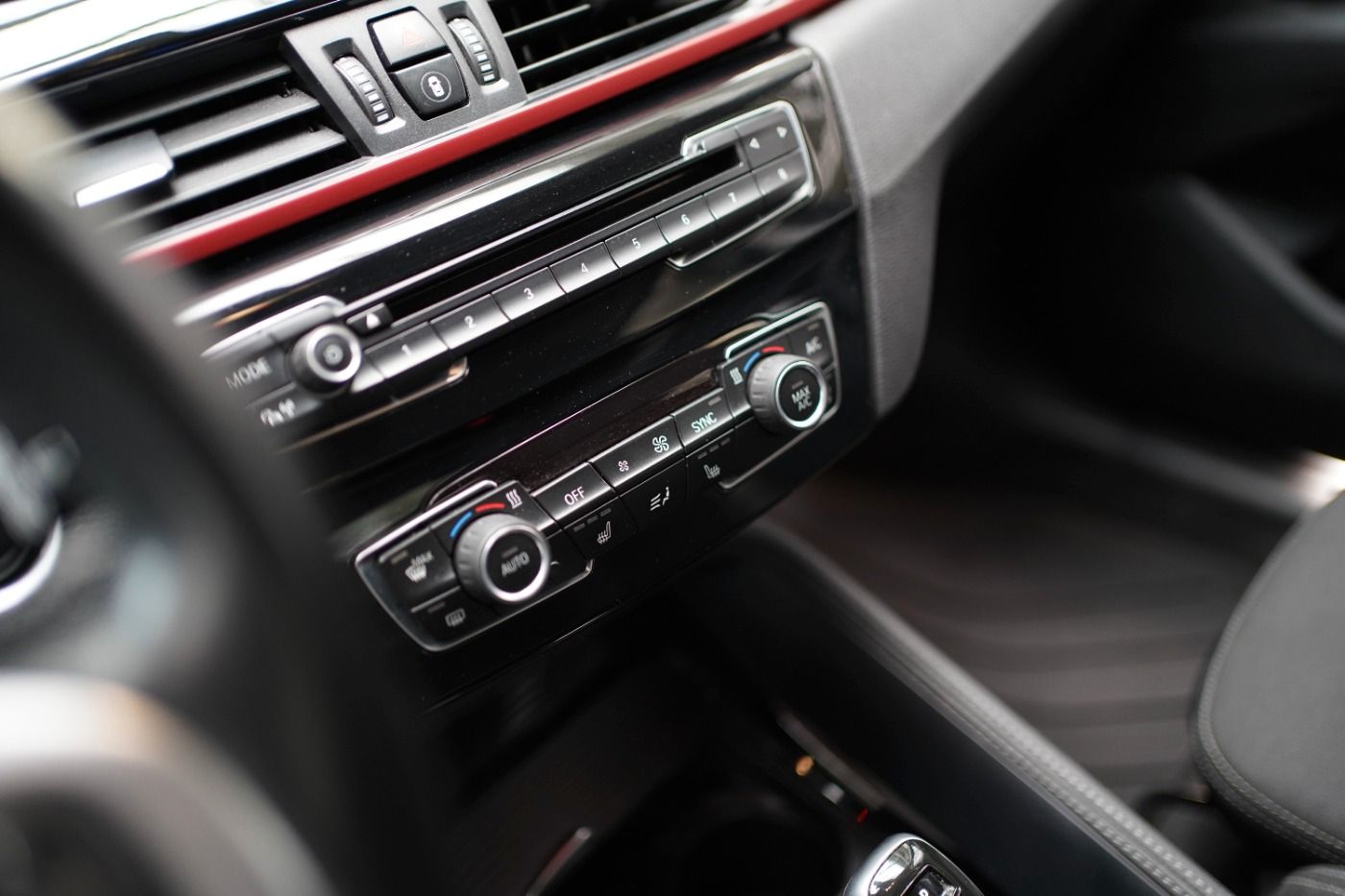 Fahrzeugabbildung BMW X1 18i Sport Line +AHK+Sportsitze+Parkassistent+