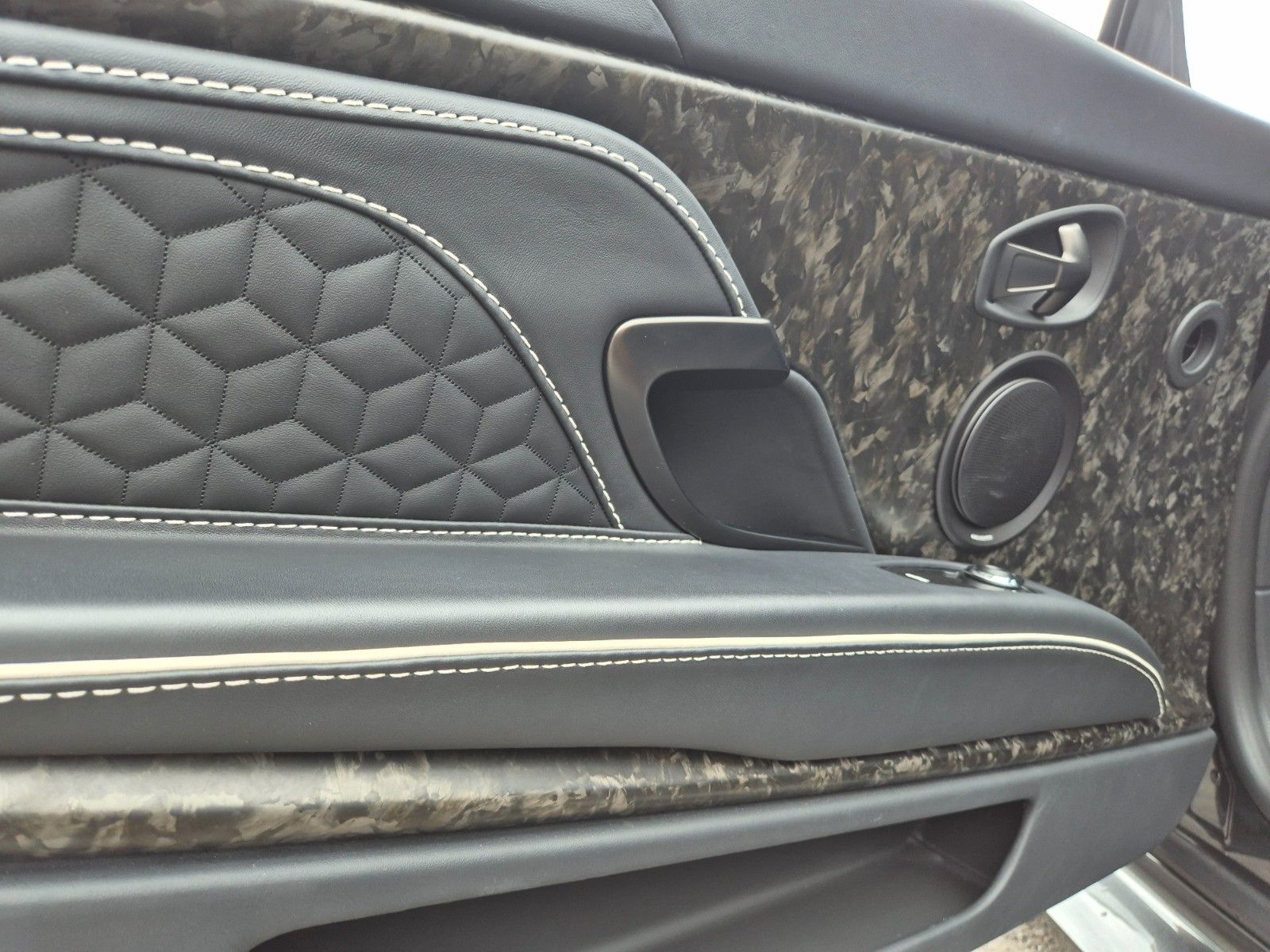Fahrzeugabbildung Aston Martin DBS 5.2 V12 Volante/Werksgarantie 09/27/1A