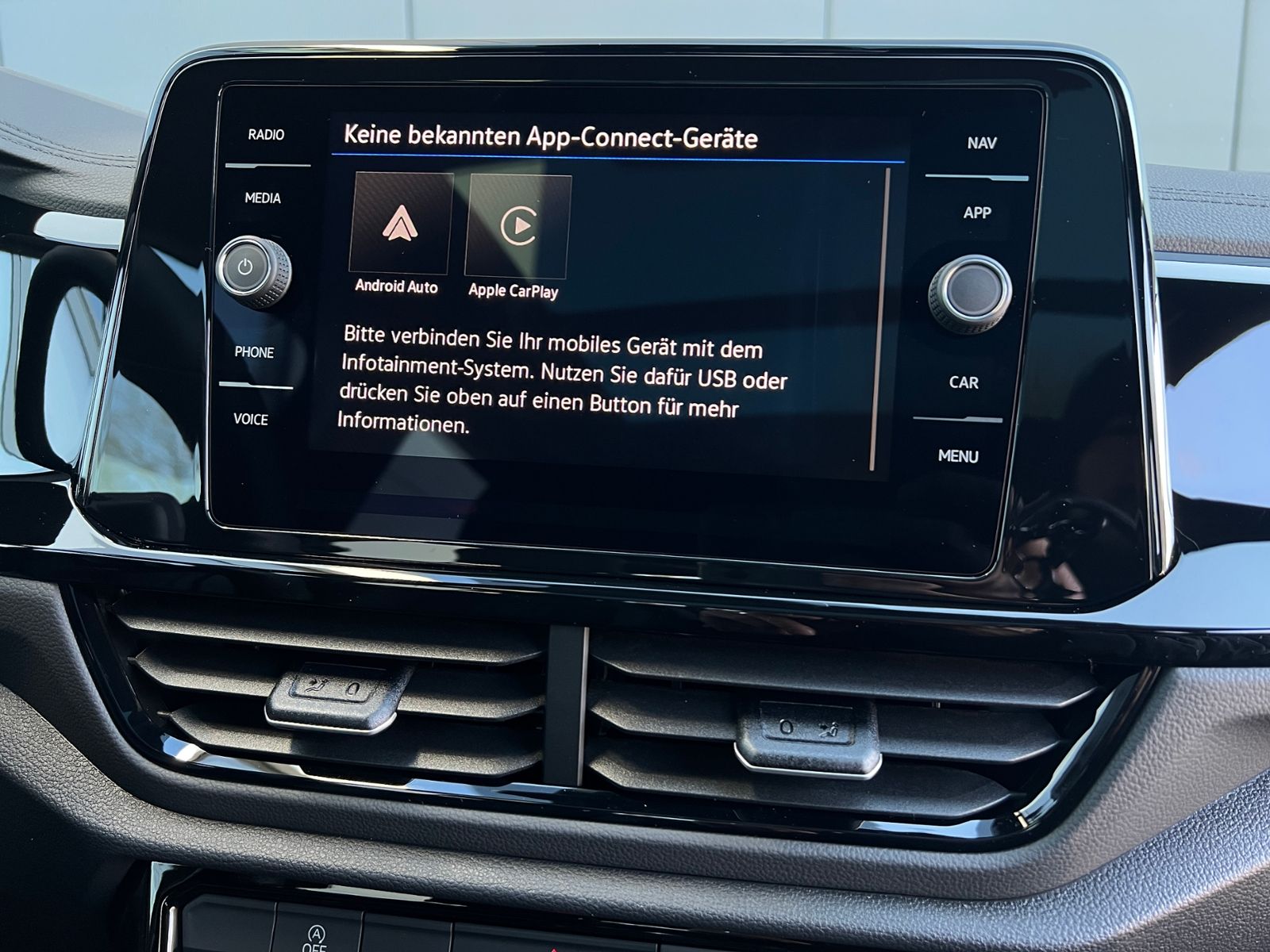 Fahrzeugabbildung Volkswagen T-Roc R-Line 1.5 TSI DSG *AHK, Pano, Black Style