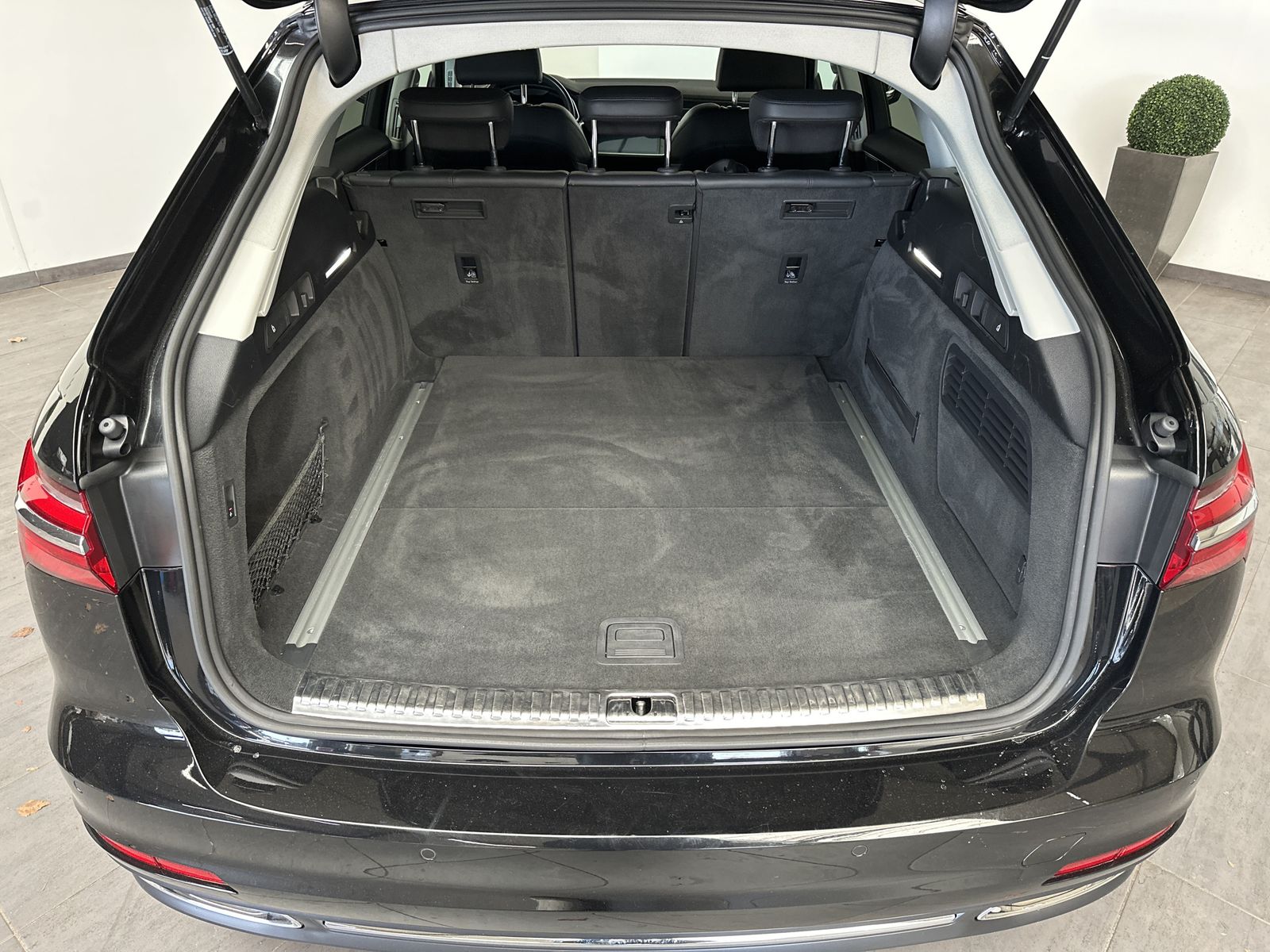 Fahrzeugabbildung Audi A6 Avant 55 TFSI Quattro Sport NAV+LED+AHK+PANO